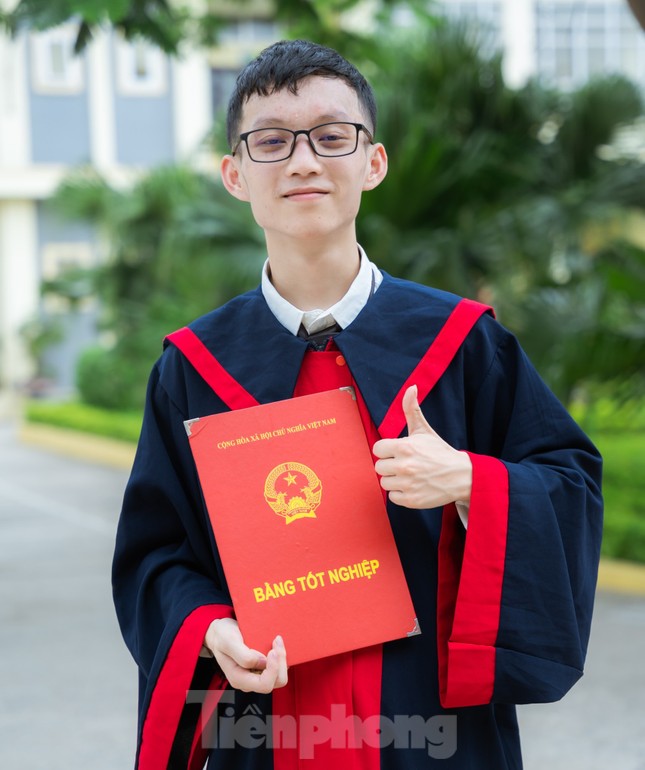Chàng trai dân tộc Nùng đỗ thủ khoa tốt nghiệp, 18 tuổi được kết nạp Đảng - Ảnh 2.