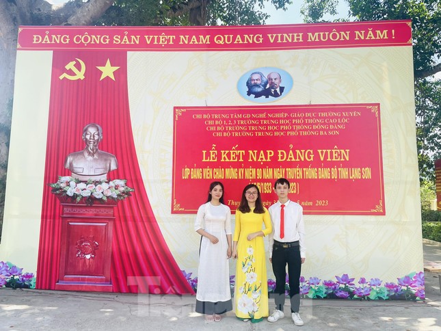 Chàng trai dân tộc Nùng đỗ thủ khoa tốt nghiệp, 18 tuổi được kết nạp Đảng - Ảnh 6.