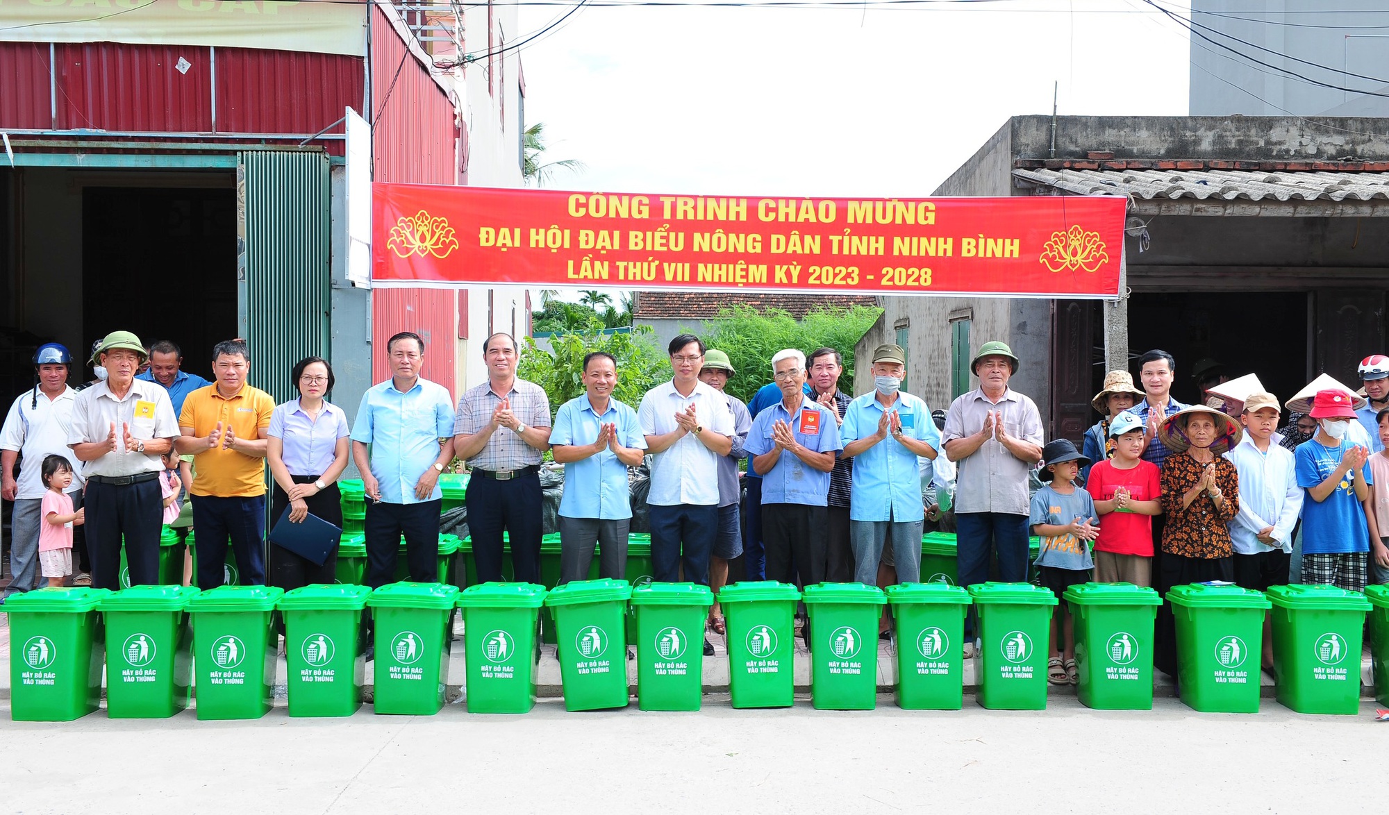 Hội Nông dân huyện Kim Sơn tặng 100 thùng đựng rác cho hội viên xã Kim Mỹ - Ảnh 1.