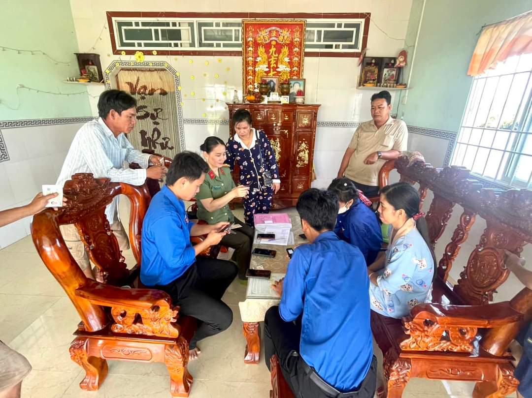 Đoàn viên, thanh niên huyện U Minh tích cực hỗ trợ người dân chuyển đổi số - Ảnh 1.