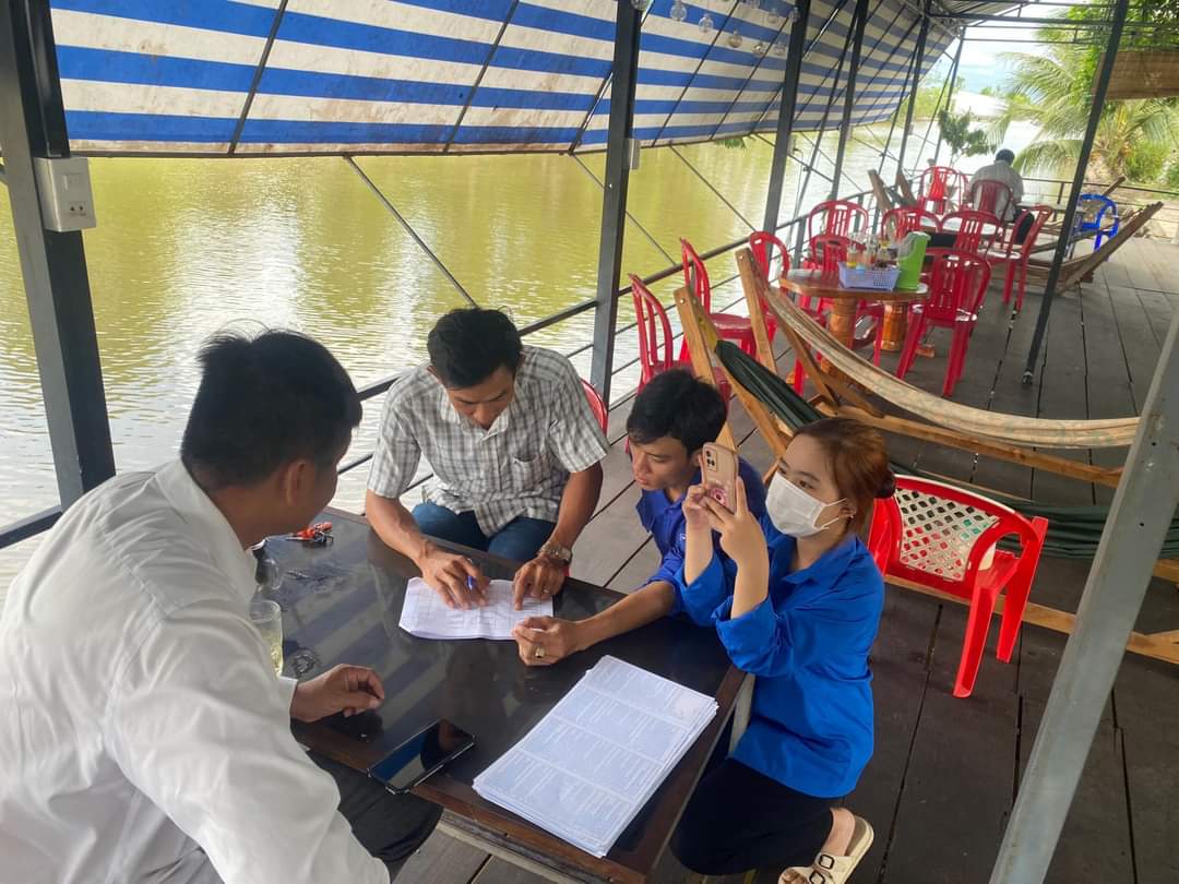 Đoàn viên, thanh niên huyện U Minh tích cực hỗ trợ người dân chuyển đổi số - Ảnh 2.