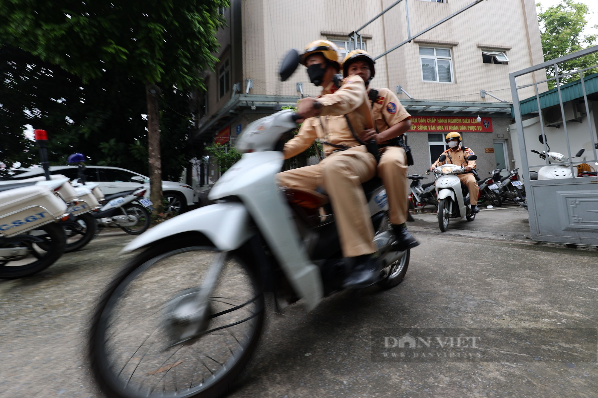 Sau phản ánh của Báo Dân Việt, CSGT Hà Nội tiếp tục xử lý hàng loạt xe khách vi phạm - Ảnh 1.
