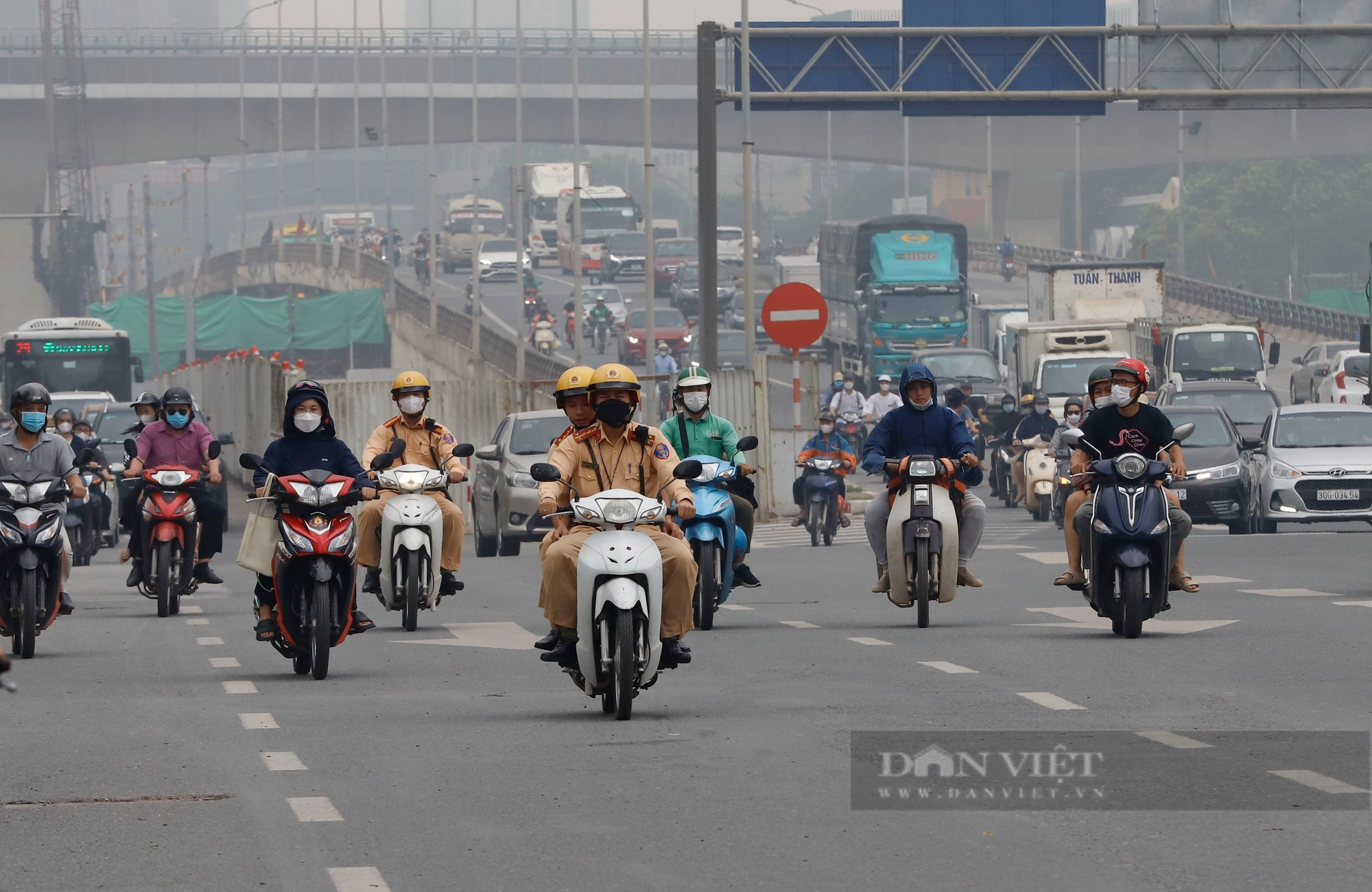Sau phản ánh của Báo Dân Việt, CSGT Hà Nội tiếp tục xử lý hàng loạt xe khách vi phạm - Ảnh 2.