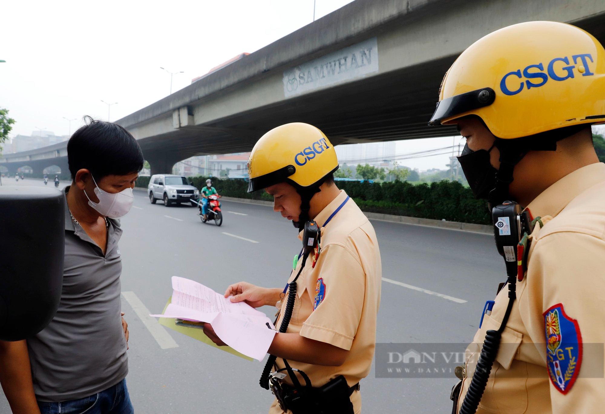 Sau phản ánh của Báo Dân Việt, CSGT Hà Nội tiếp tục xử lý hàng loạt xe khách vi phạm - Ảnh 3.