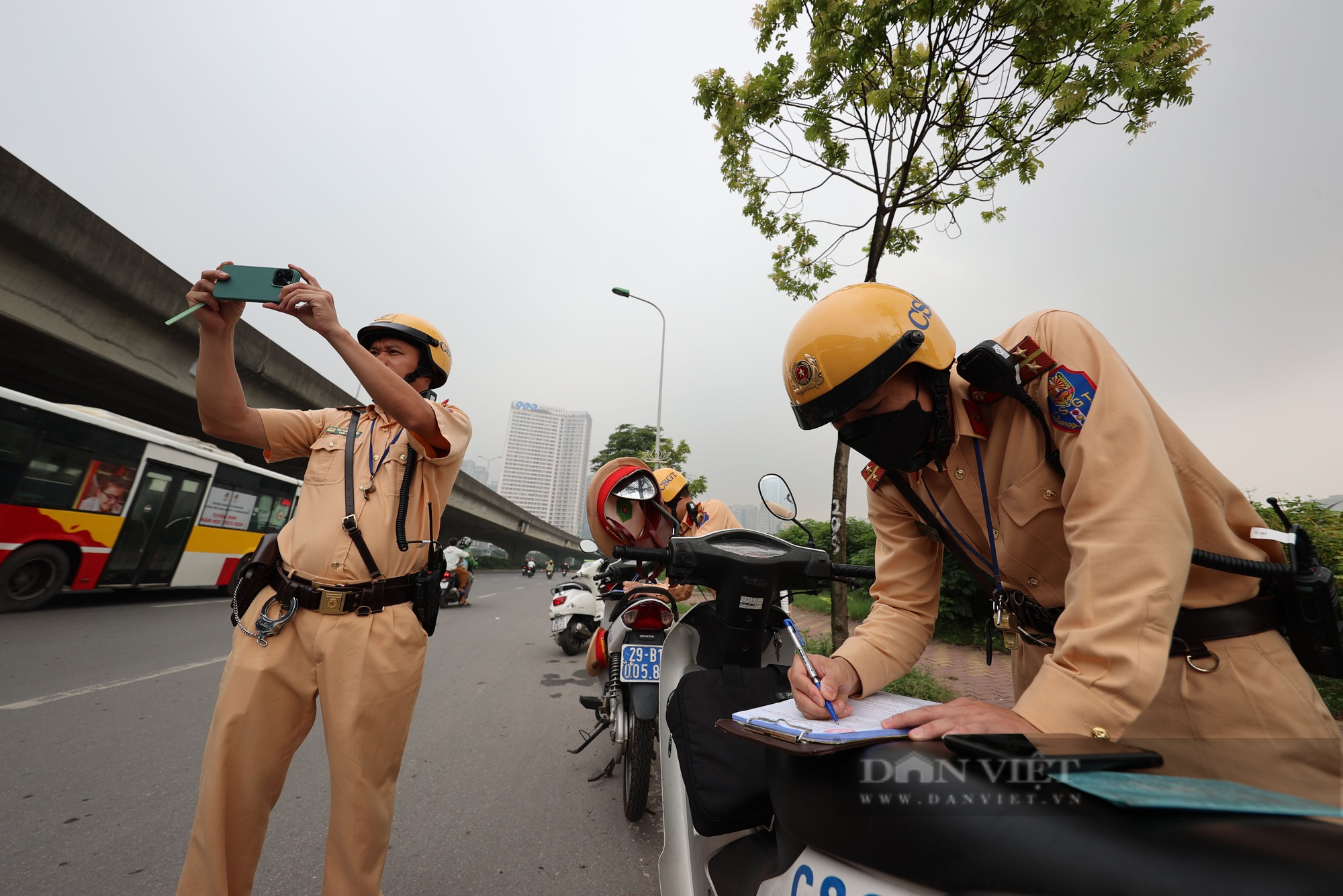 Sau phản ánh của Báo Dân Việt, CSGT Hà Nội tiếp tục xử lý hàng loạt xe khách vi phạm - Ảnh 4.