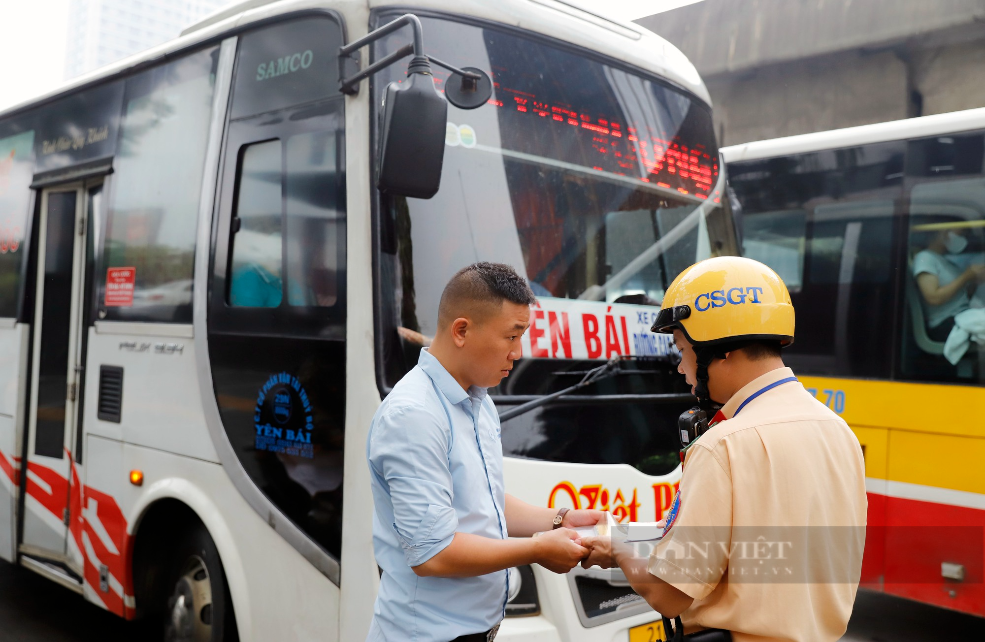 Sau phản ánh của Báo Dân Việt, CSGT Hà Nội tiếp tục xử lý hàng loạt xe khách vi phạm - Ảnh 6.