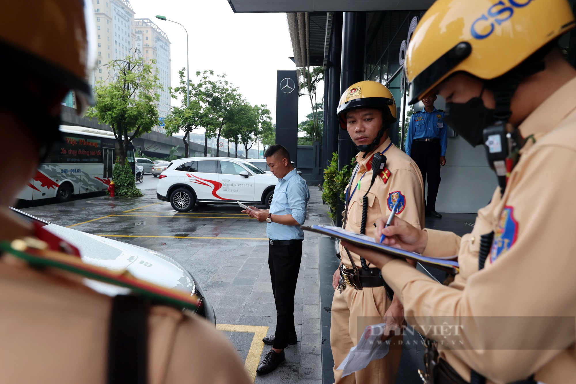 Sau phản ánh của Báo Dân Việt, CSGT Hà Nội tiếp tục xử lý hàng loạt xe khách vi phạm - Ảnh 7.