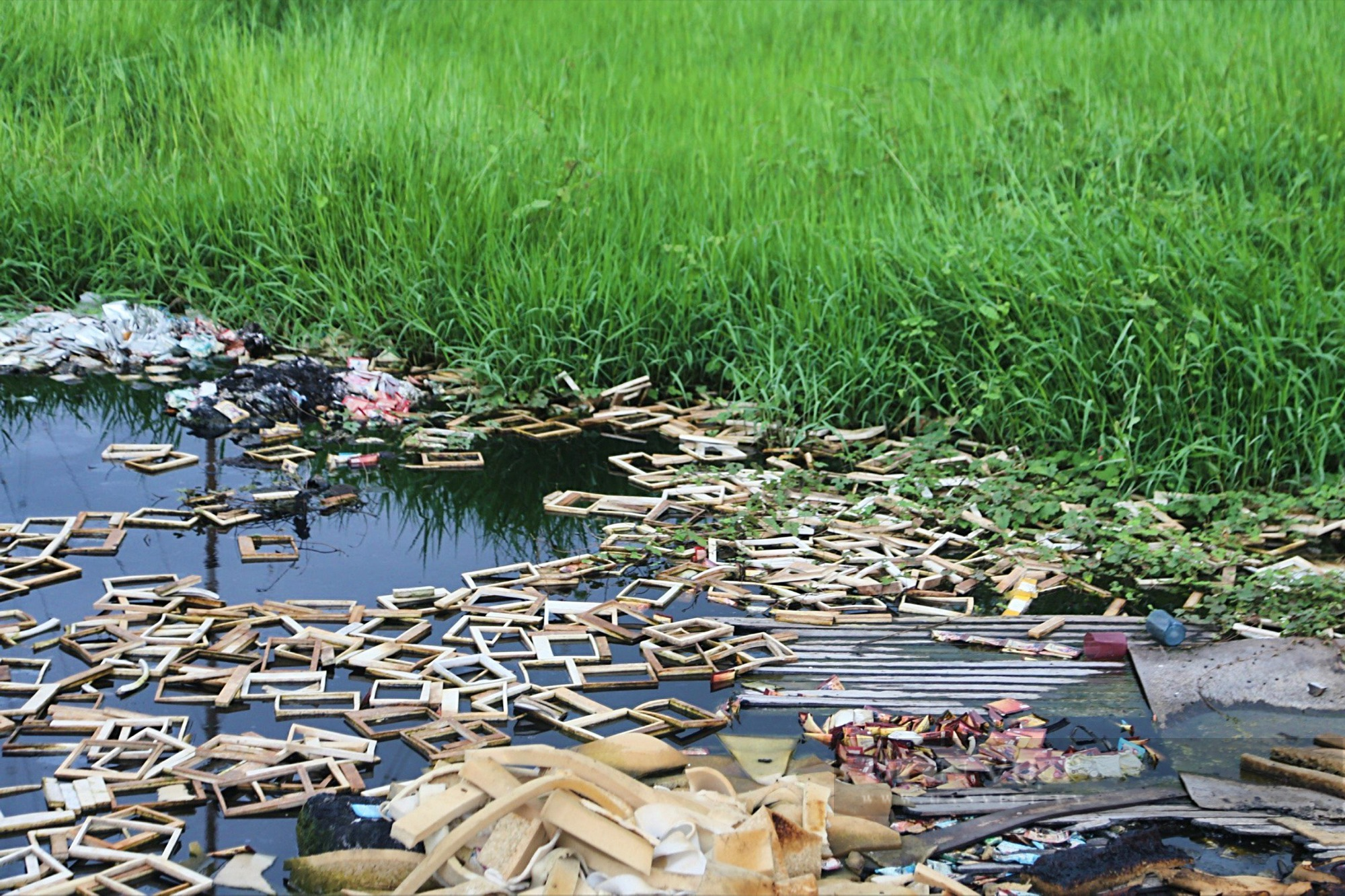 Rác thải ngổn ngang, bốc mùi hôi thối tại đại lộ nghìn tỷ ở Hà Nội - Ảnh 8.