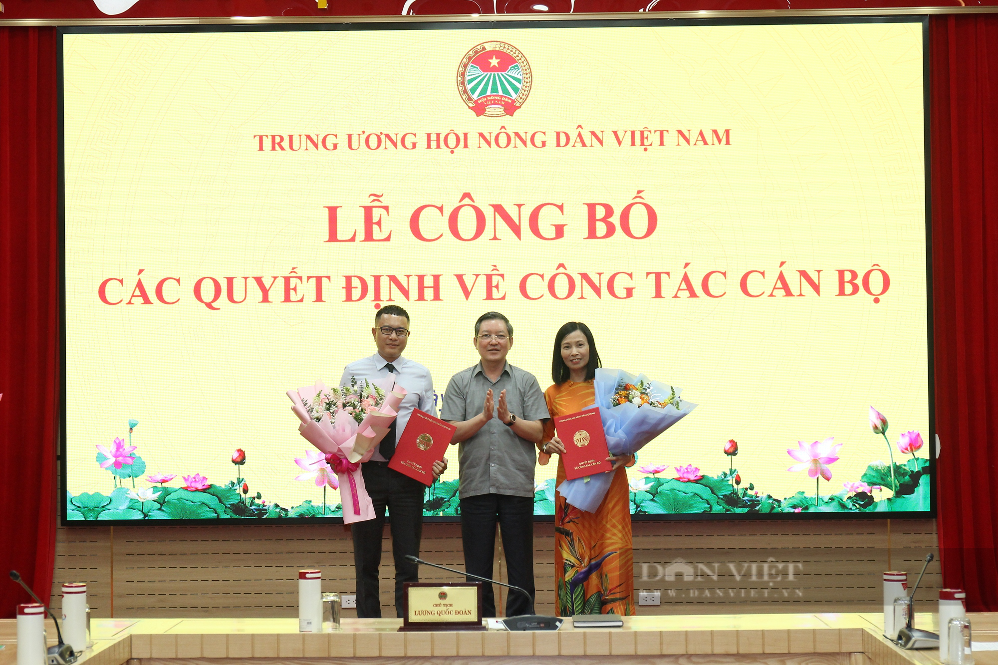 Chủ tịch Hội Nông dân Việt Nam Lương Quốc Đoàn trao các quyết định về công tác cán bộ - Ảnh 1.
