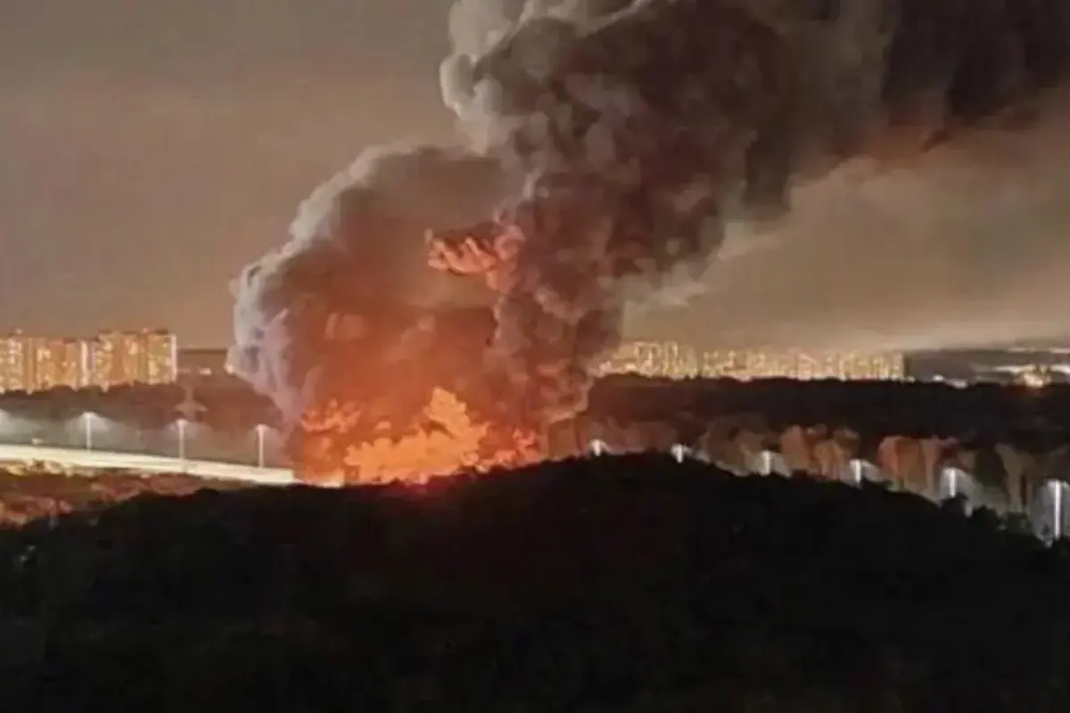 Cháy dữ dội tại nhà kho gần dinh thự của ông Putin, nổ lớn rung chuyển Kiev - Ảnh 1.