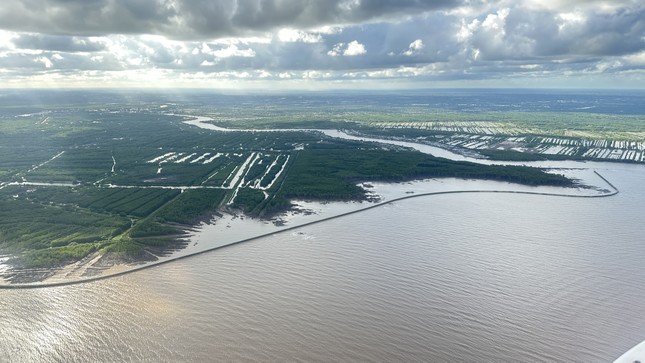 Thủ tướng đi trực thăng thị sát tình hình sạt lở Đồng bằng sông Cửu Long - Ảnh 4.