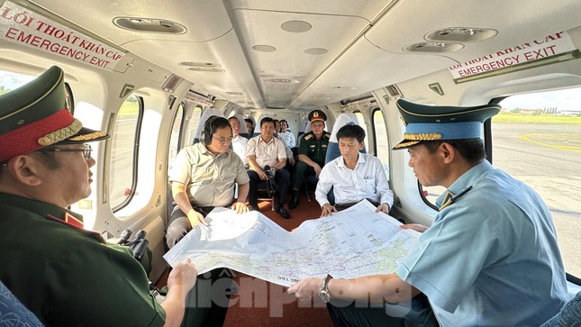 Thủ tướng đi trực thăng thị sát tình hình sạt lở Đồng bằng sông Cửu Long - Ảnh 1.