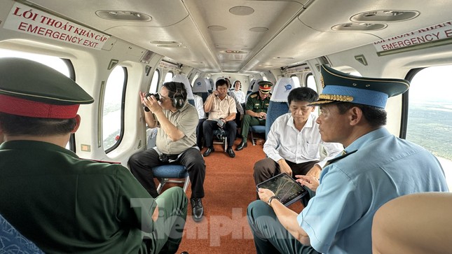 Thủ tướng đi trực thăng thị sát tình hình sạt lở Đồng bằng sông Cửu Long - Ảnh 2.