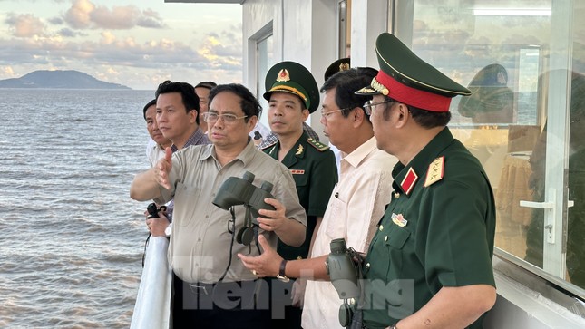 Thủ tướng đi trực thăng thị sát tình hình sạt lở Đồng bằng sông Cửu Long - Ảnh 5.