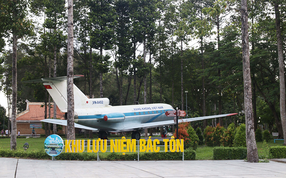 Một cái máy bay biển hiệu hàng không Việt Nam ở cù lao ông Hổ ở An Giang - Ảnh 1.