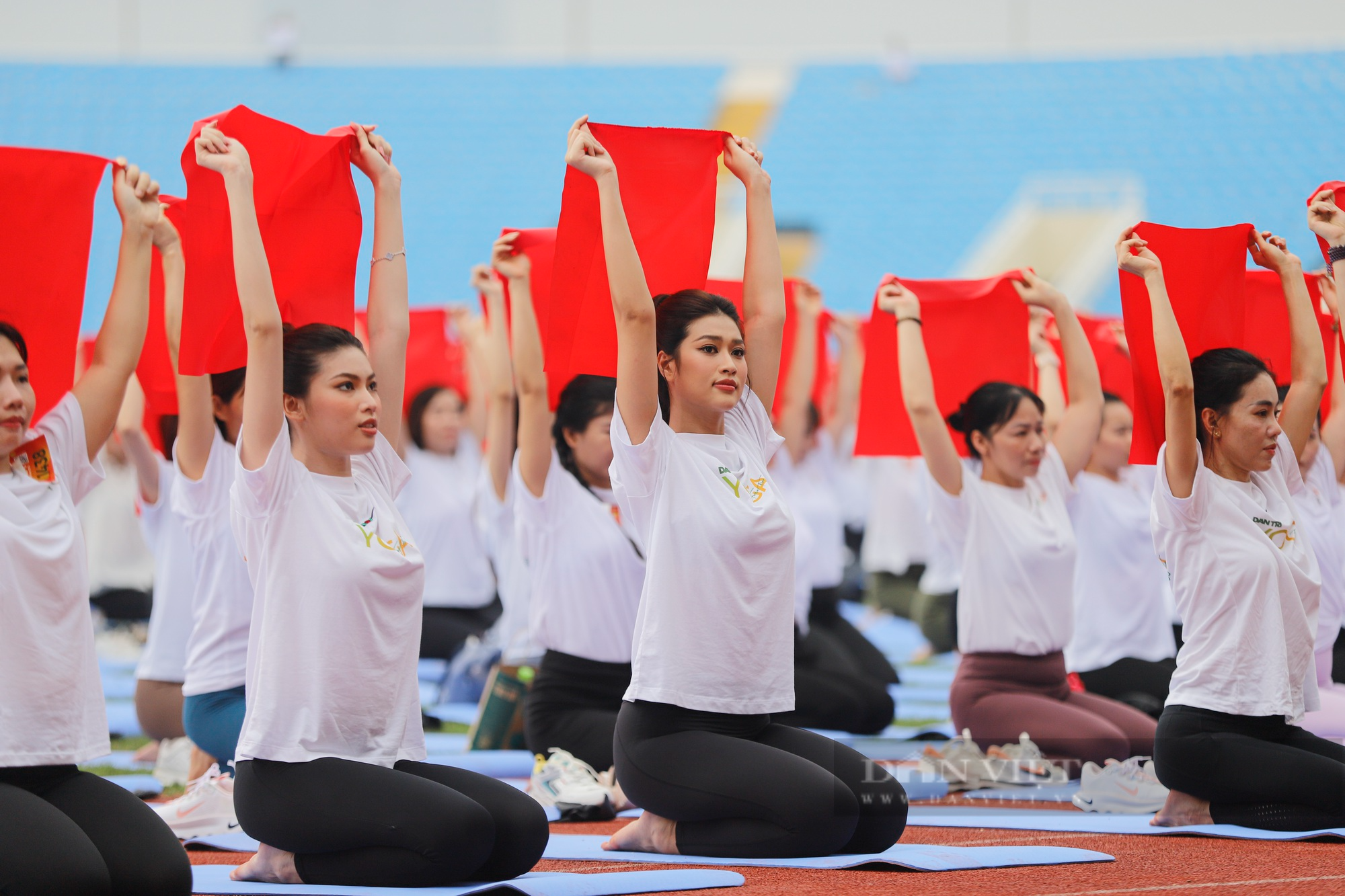 Dàn hoa hậu, á hậu Việt Nam khoe sắc trong màn đồng diễn Yoga đông người nhất Việt Nam - Ảnh 13.