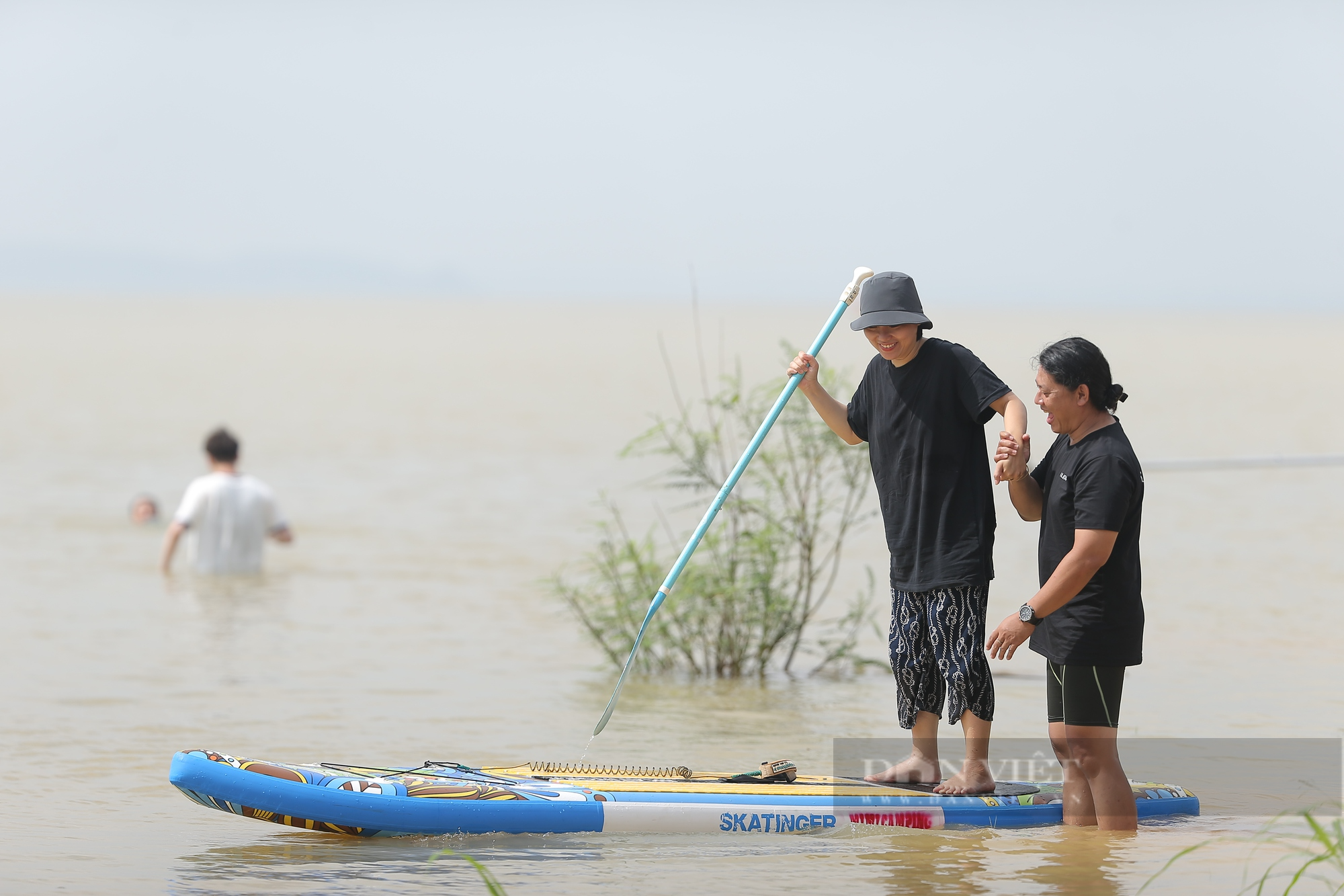 Người Sài Gòn tìm chốn bình yên giữa mênh mông sông nước với trải nghiệm chèo sup - Ảnh 3.