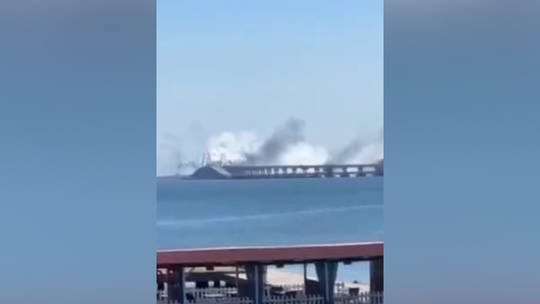 Nóng: Hai tên lửa bị bắn hạ gần cầu Crimea - Ảnh 1.