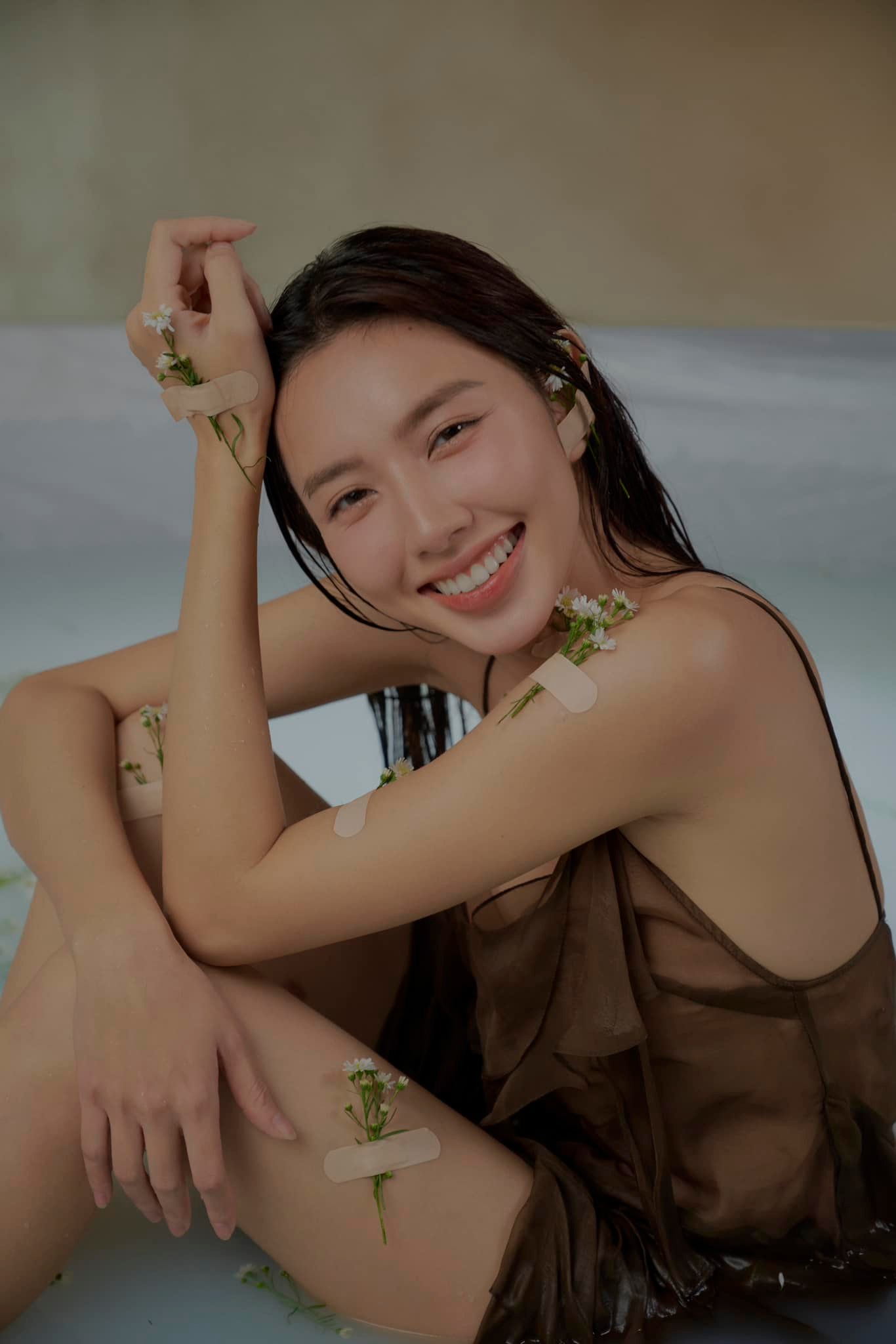 Hoa hậu Thùy Tiên mừng sinh nhật theo cách &quot;lạ&quot;, hé lộ loạt khuyết điểm ngoại hình - Ảnh 5.