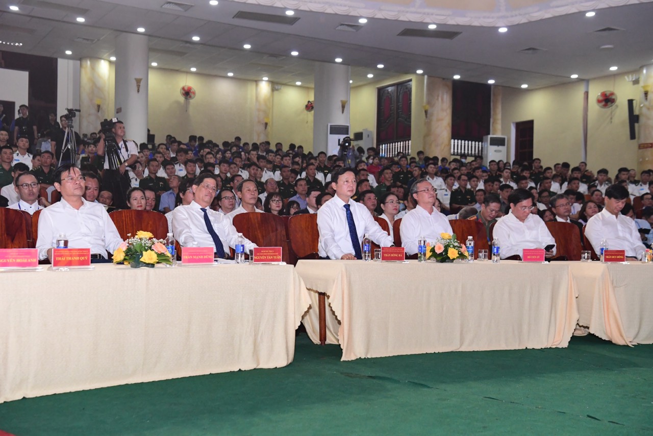 Chủ tịch tỉnh Khánh Hòa: Xây dựng quần đảo Trường Sa thành trung tâm kinh tế - Ảnh 1.