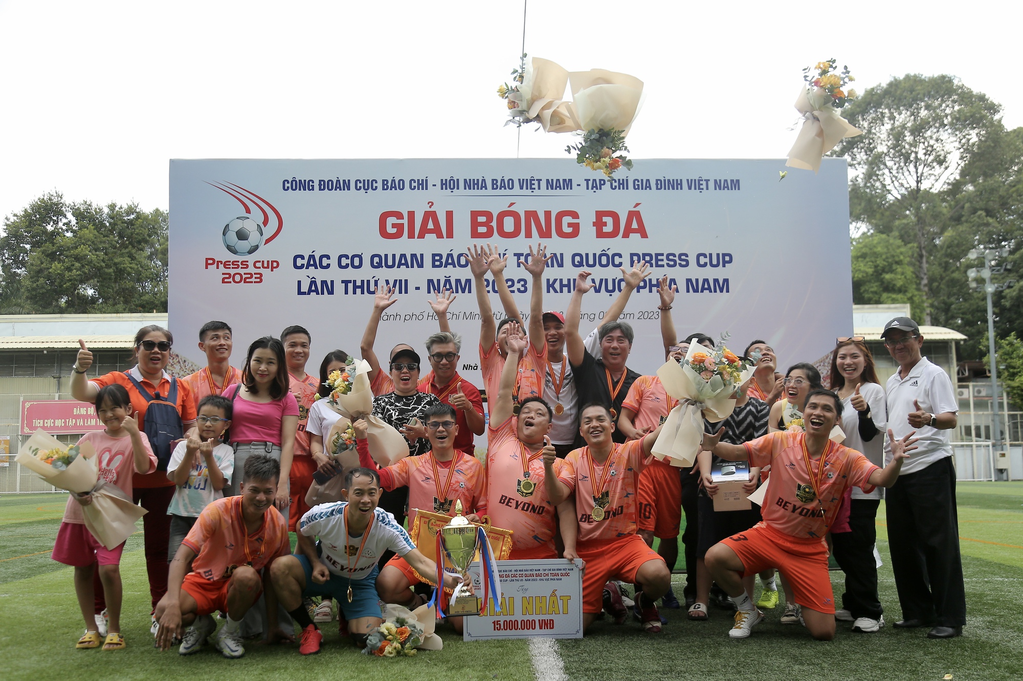 CLB Phóng viên Đời sống - Xã hội vô địch Giải bóng đá Press Cup 2023 khu vực phía Nam - Ảnh 2.
