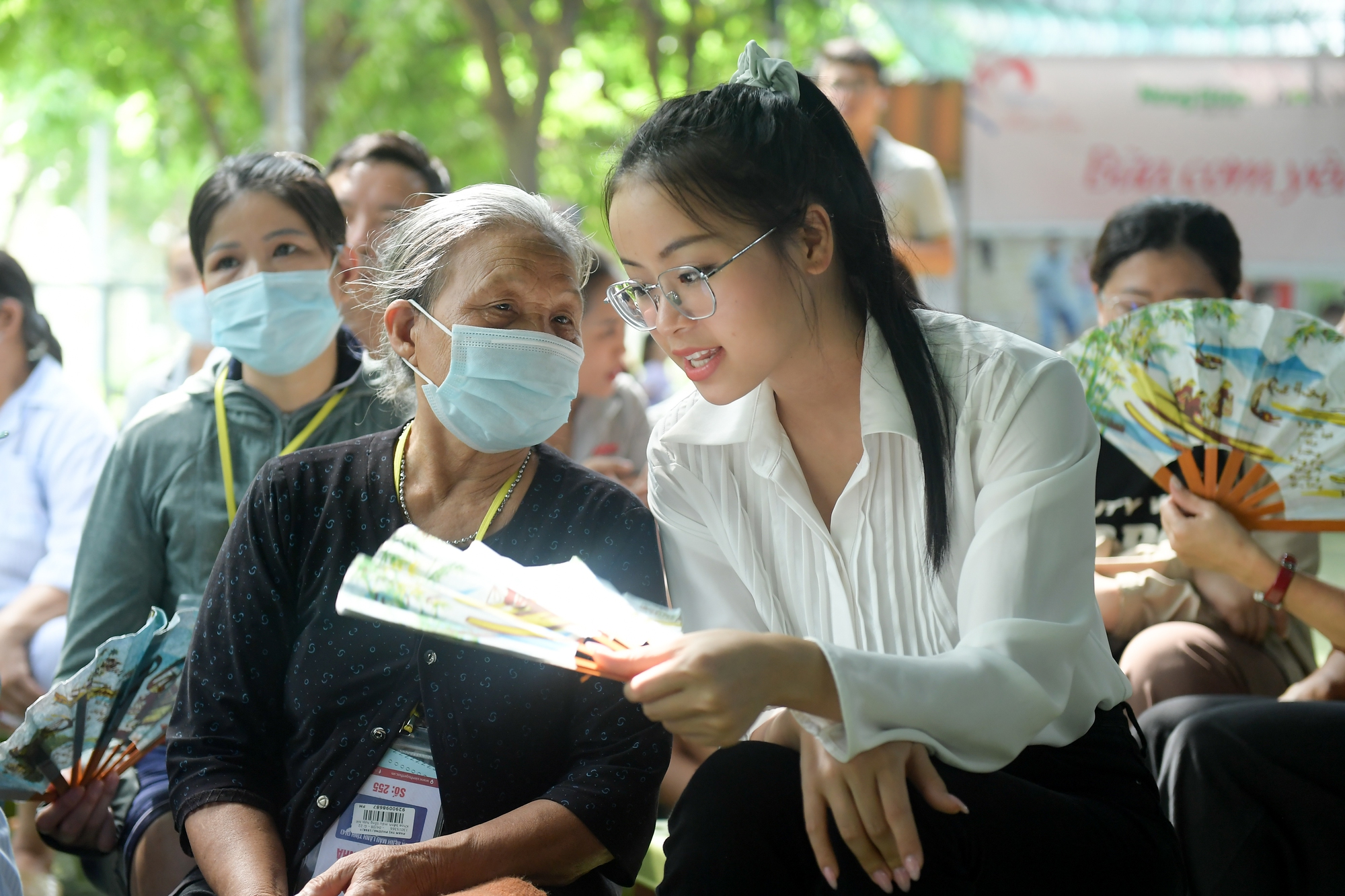 Á hậu 1 Đào Thị Hiền tặng 500 cây giống, trao quà cho 25 bệnh nhân khó khăn tại Chợ Quê  - Ảnh 3.