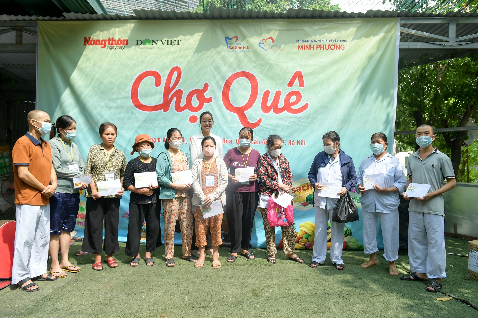 Á hậu 1 Đào Thị Hiền tặng 500 cây giống, trao quà cho 25 bệnh nhân khó khăn tại Chợ Quê  - Ảnh 6.