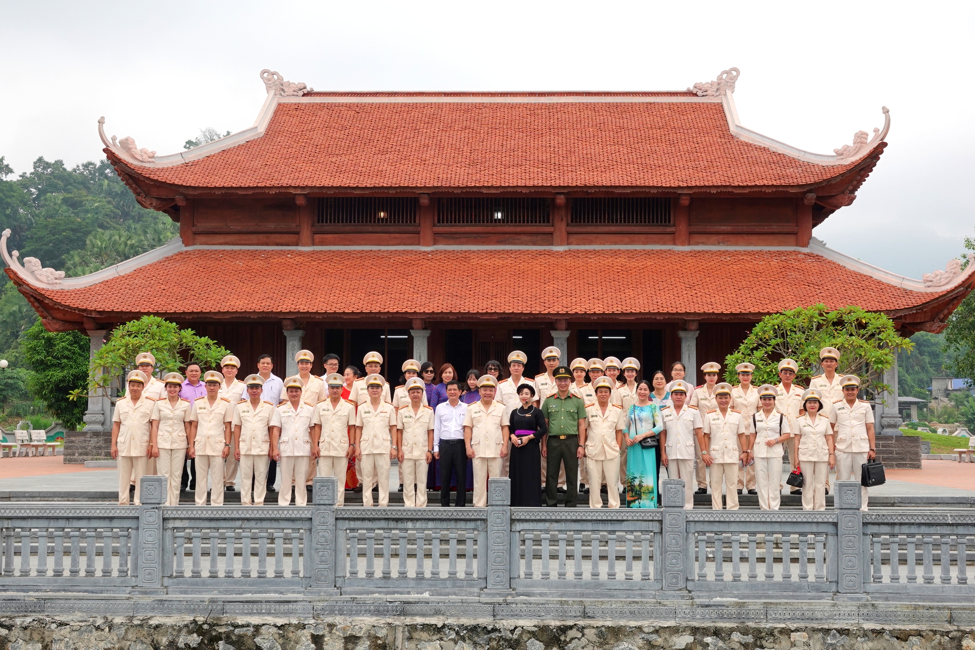 Công an tỉnh Bình Thuận tổ chức đợt sinh hoạt chính trị về nguồn tại tỉnh Tuyên Quang - Ảnh 2.