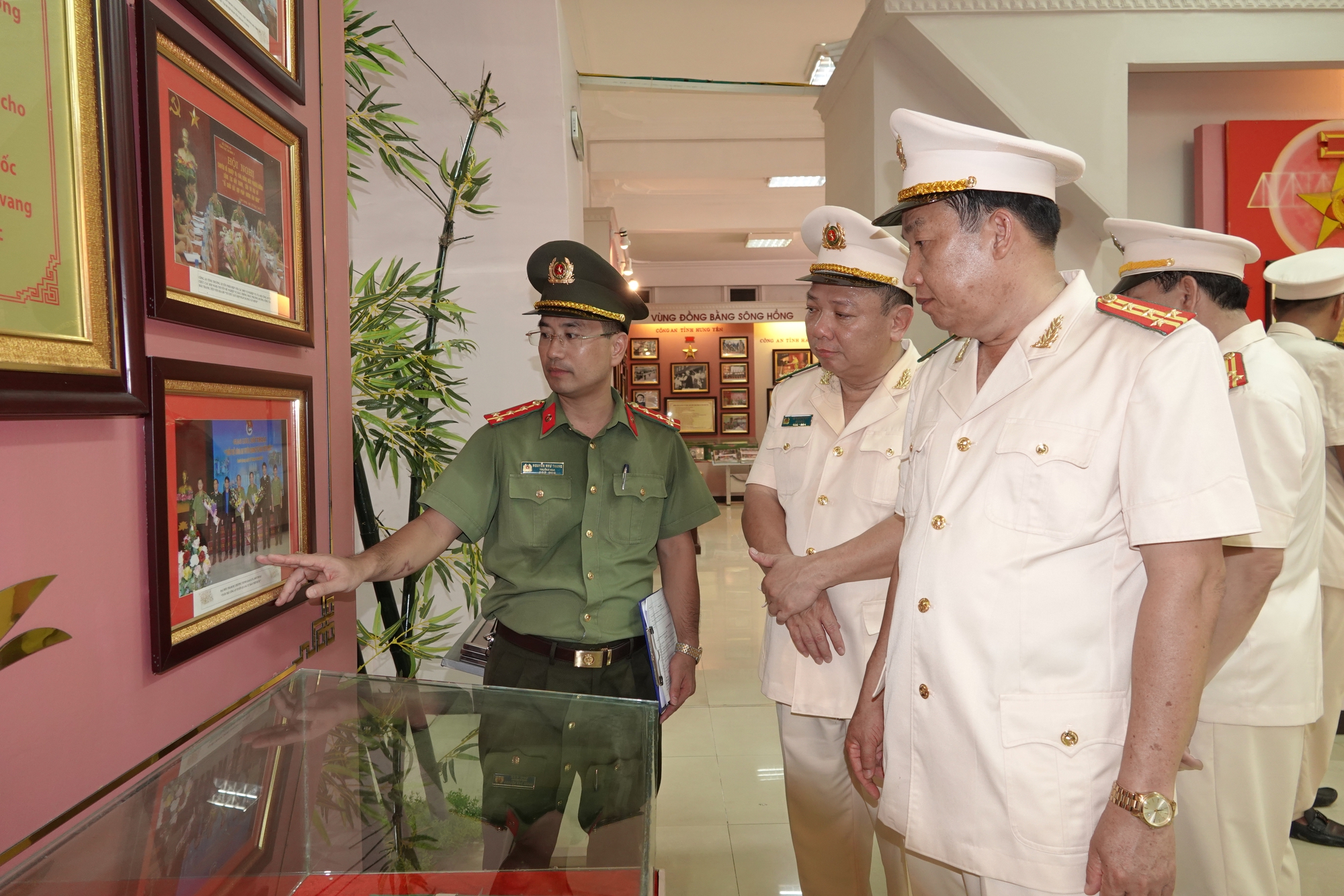 Công an tỉnh Bình Thuận tổ chức đợt sinh hoạt chính trị về nguồn tại tỉnh Tuyên Quang - Ảnh 1.