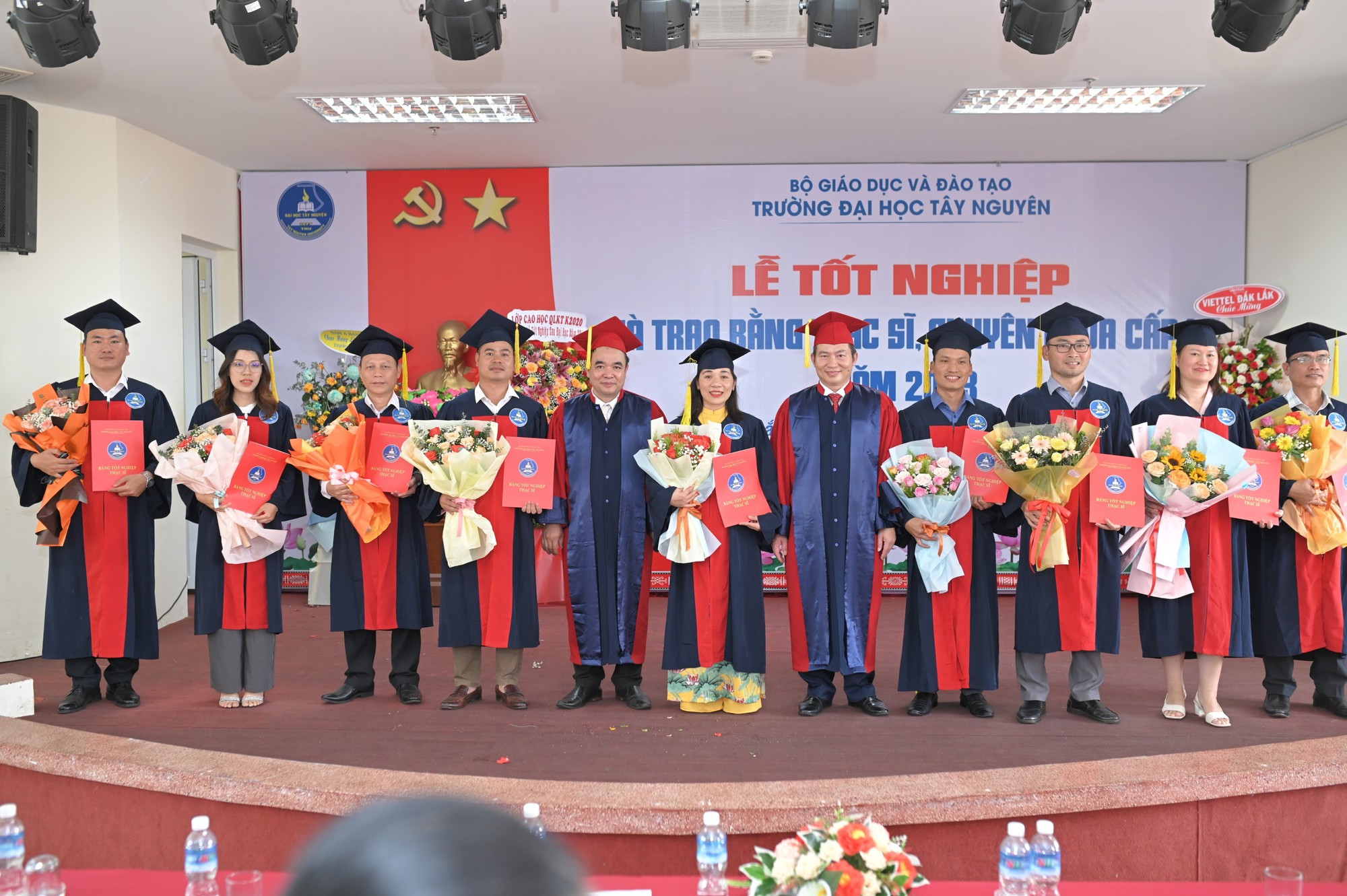 Trường Đại học Tây Nguyên trao bằng tốt nghiệp cho 144 tân thạc sỹ, bác sỹ chuyên khoa 1 - Ảnh 2.