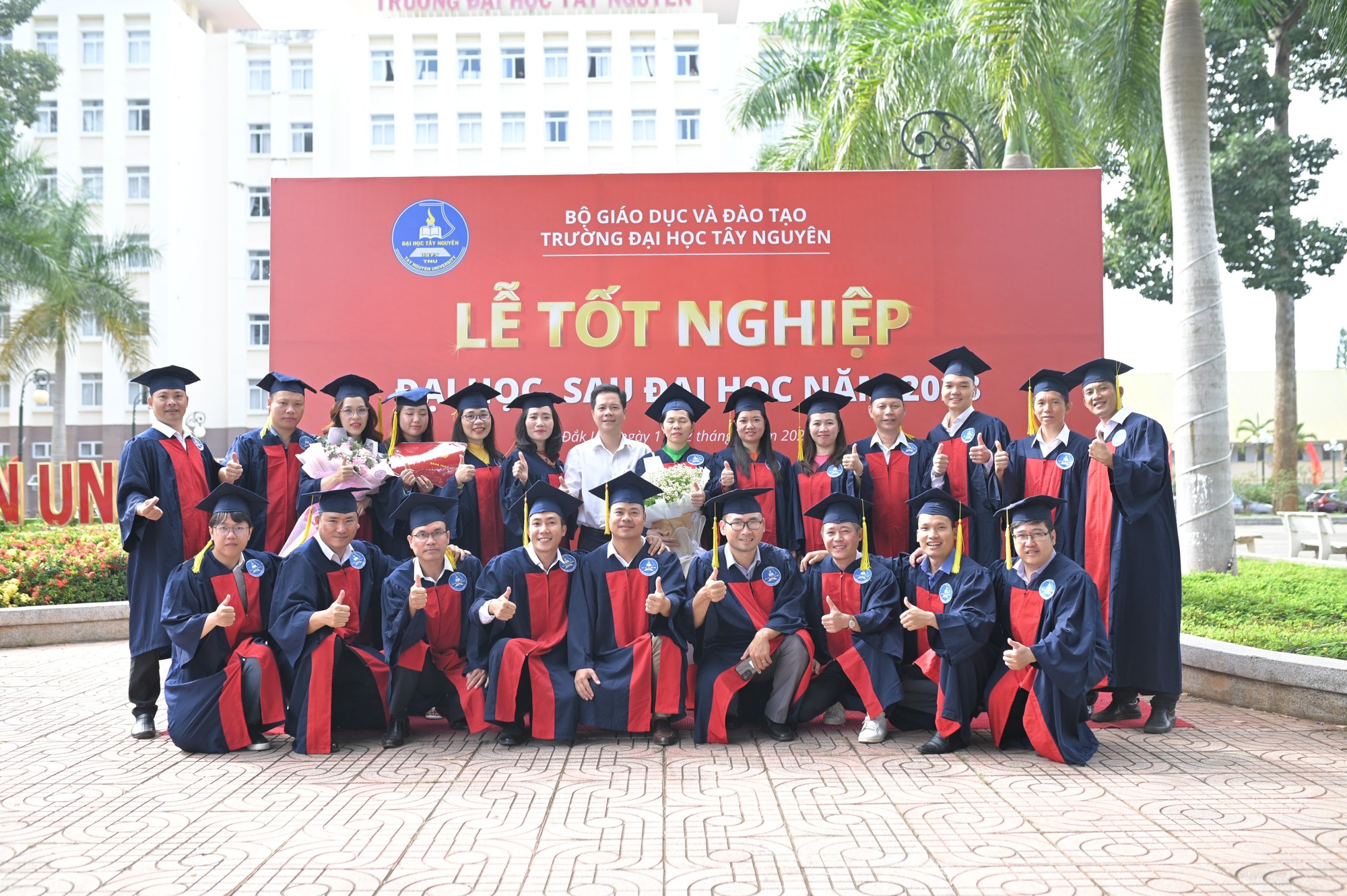 Trường Đại học Tây Nguyên trao bằng tốt nghiệp cho 144 tân thạc sỹ, bác sỹ chuyên khoa 1 - Ảnh 3.