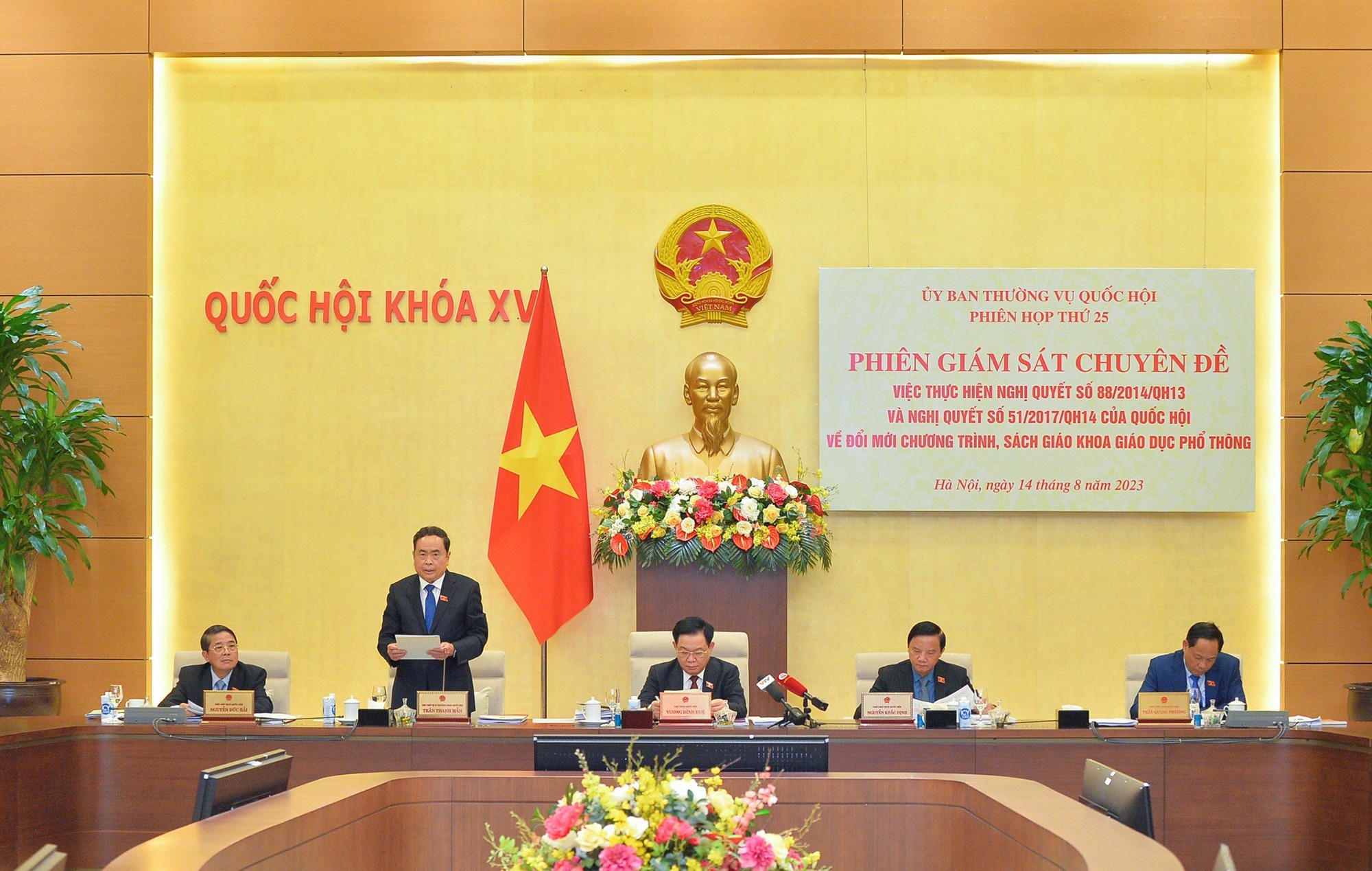 Bộ trưởng Nguyễn Kim Sơn nói gì trước ý kiến &quot;giao Bộ GDĐT làm một bộ SGK của nhà nước?&quot; - Ảnh 1.