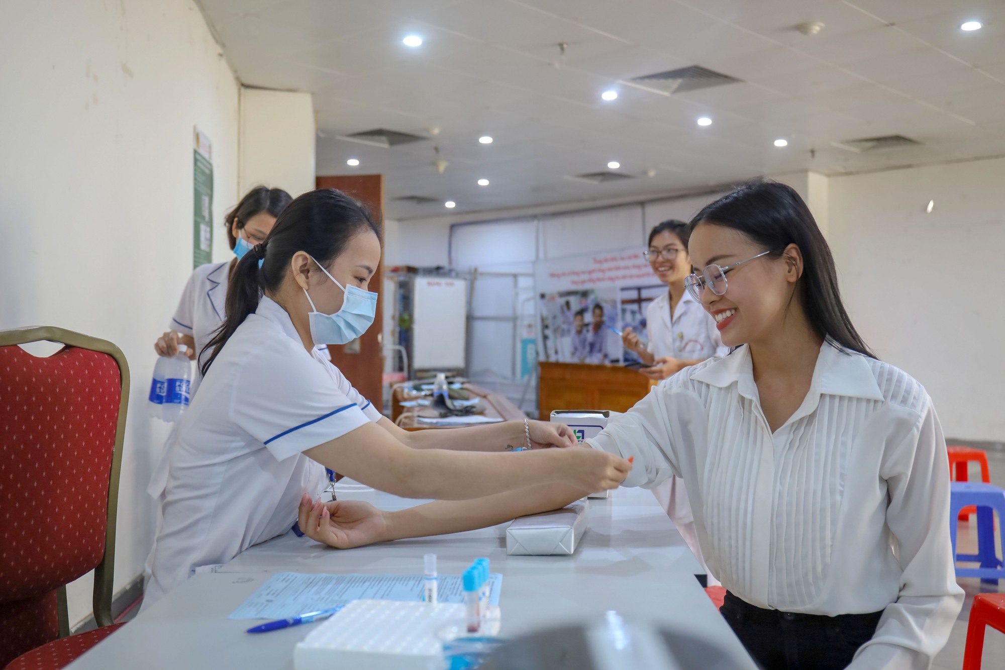 Á hậu Đào Thị Hiền tiếp tục ghi điểm nhờ hành động đẹp sau phiên chợ trao yêu thương   - Ảnh 3.