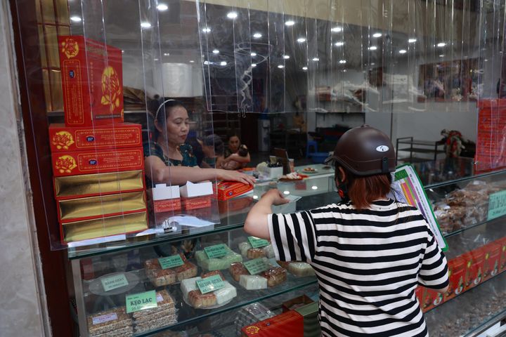 Thị trường bánh Trung Thu Hà Nội đón khách sớm, nhiều mẫu lạ - Ảnh 1.
