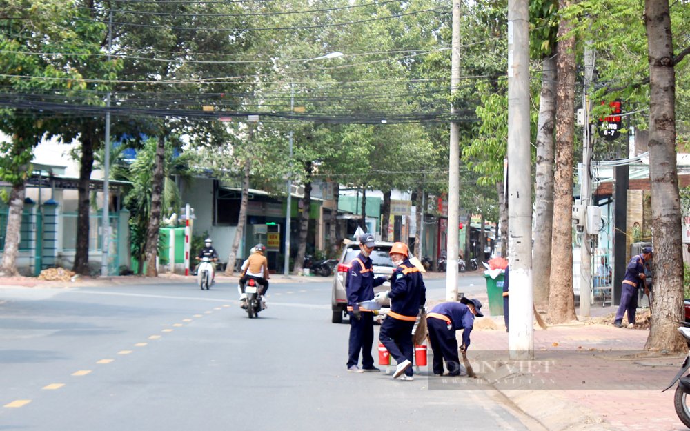 TP.Thủ Dầu Một thường xuyên quét dọn, vệ sinh, thu gom rác thải trên các tuyến đường. Ảnh: Trần Khánh