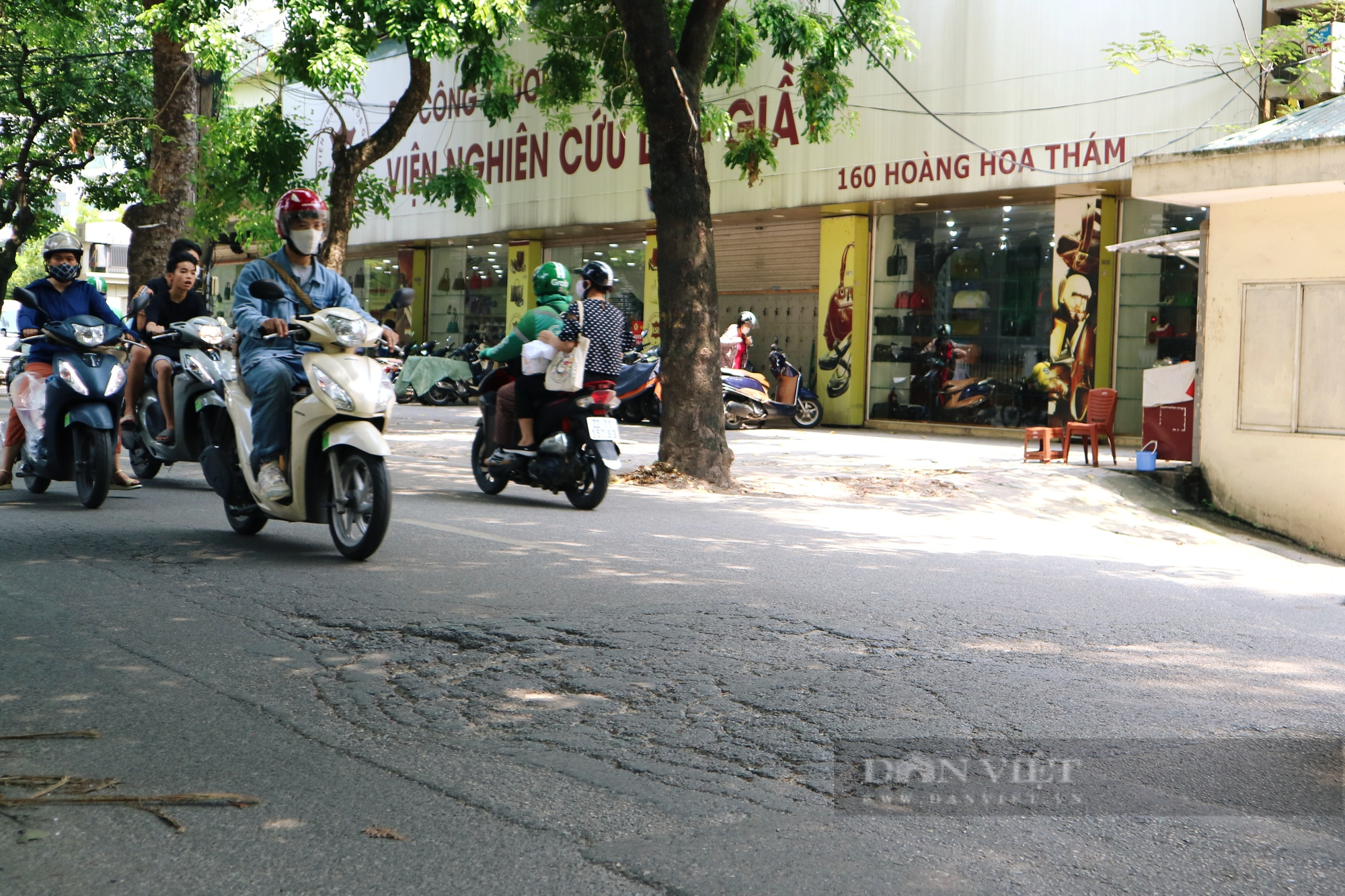 Hà Nội: Khốn khổ khi lưu thông trên đường Hoàng Hoa Thám vì xuống cấp - Ảnh 10.