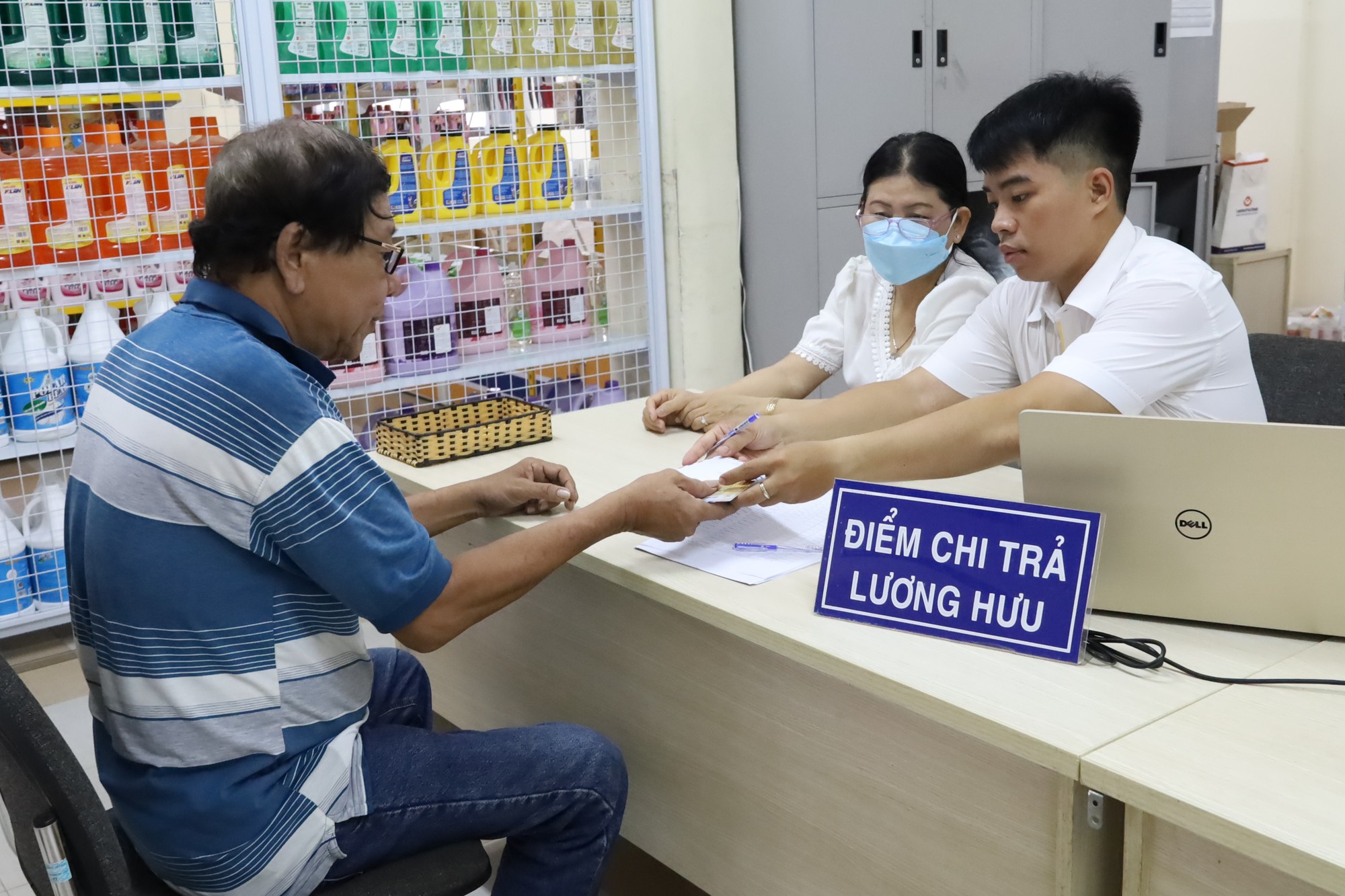 BHXH Việt Nam thông báo về việc chi trả lương hưu, trợ cấp lao động theo mức tăng mới trong ngày 14/8 - Ảnh 1.