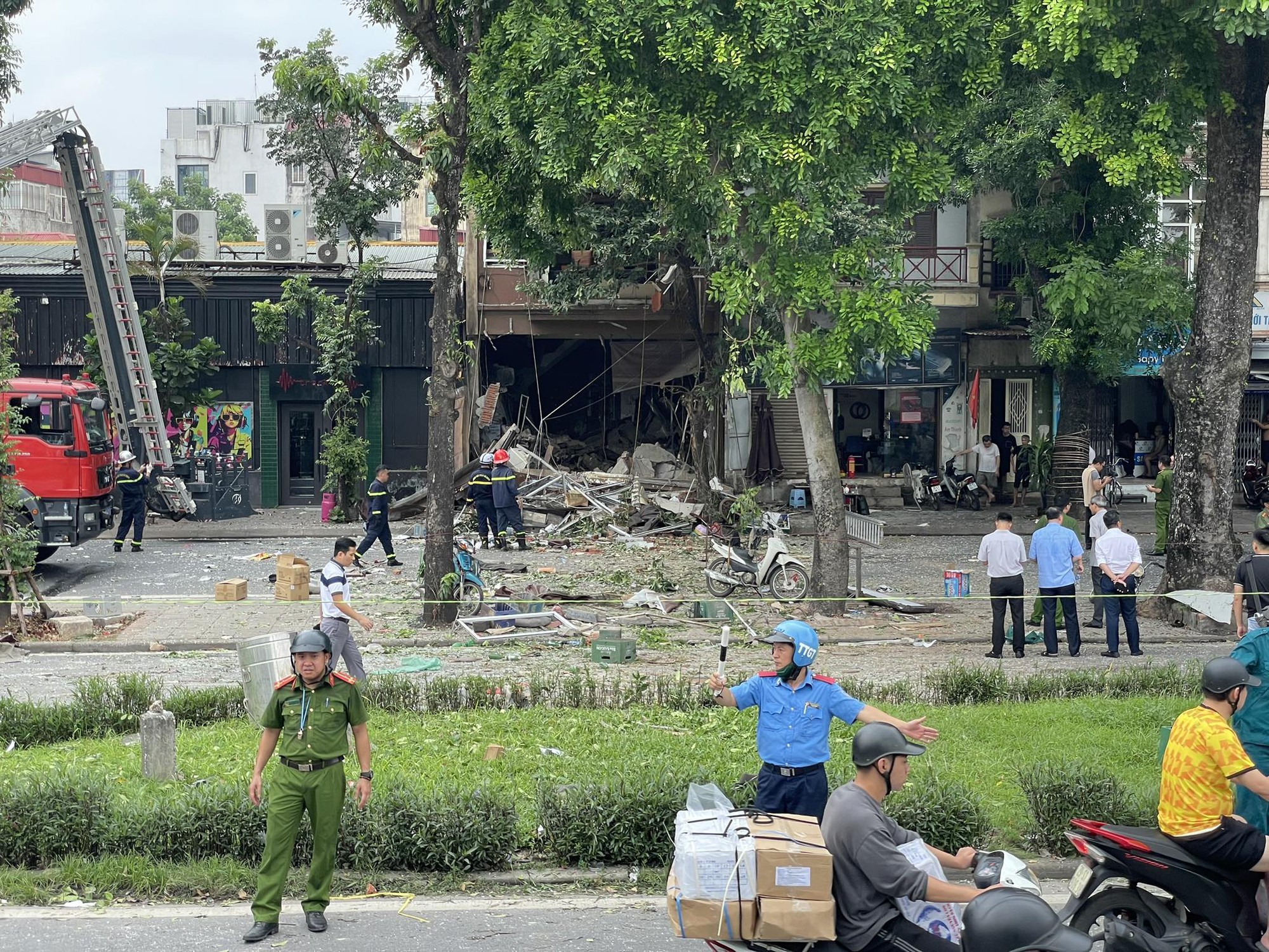 Nổ cực lớn quán lẩu trên phố Yên Phụ, Hà Nội, nhiều người bị thương nặng - Ảnh 2.