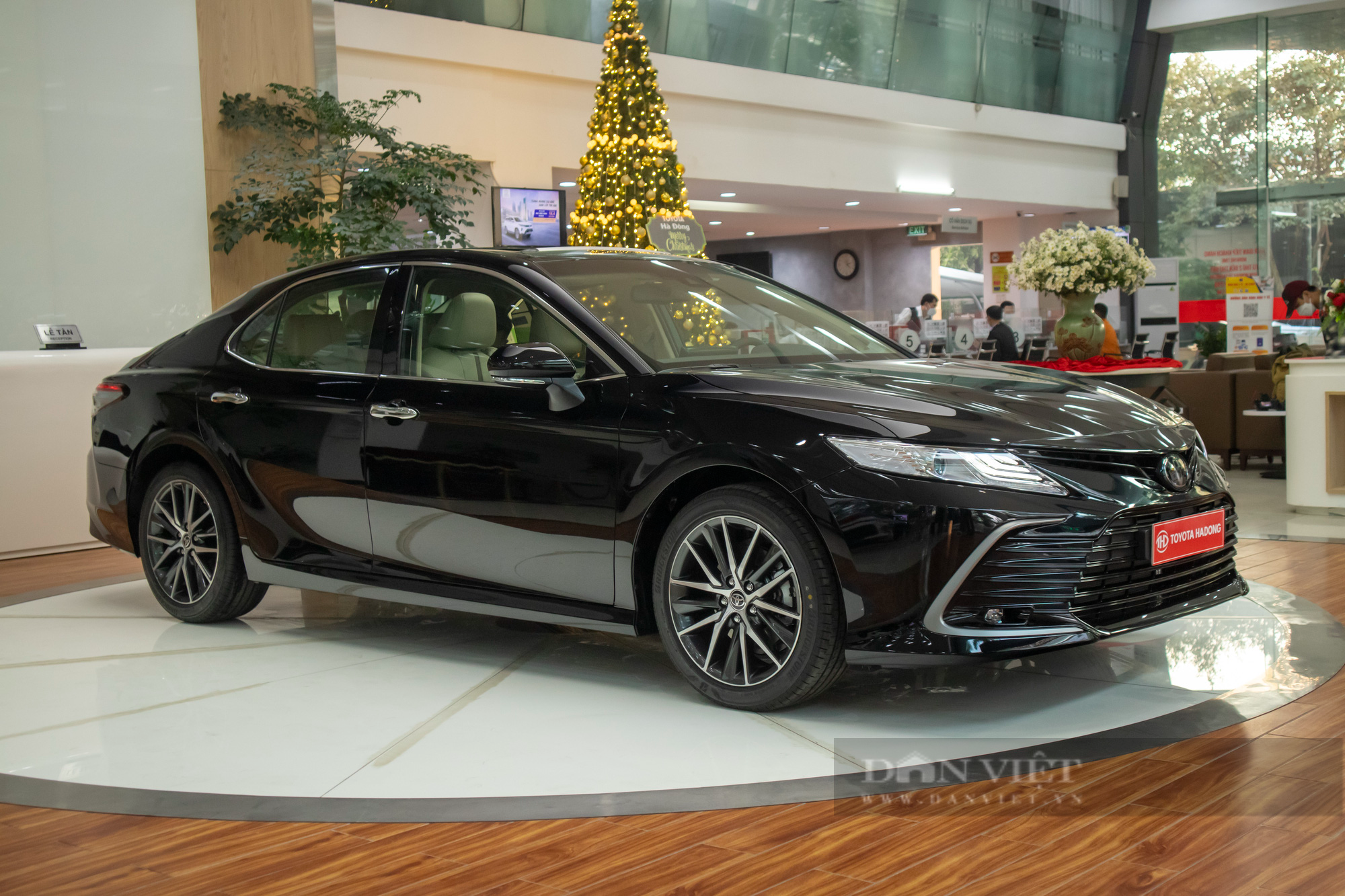 Giá xe Toyota Camry lăn bánh tháng 8/2023: Từng bán kèm &quot;lạc&quot; giờ cũng phải khuyến mại hàng trăm triệu đồng - Ảnh 1.