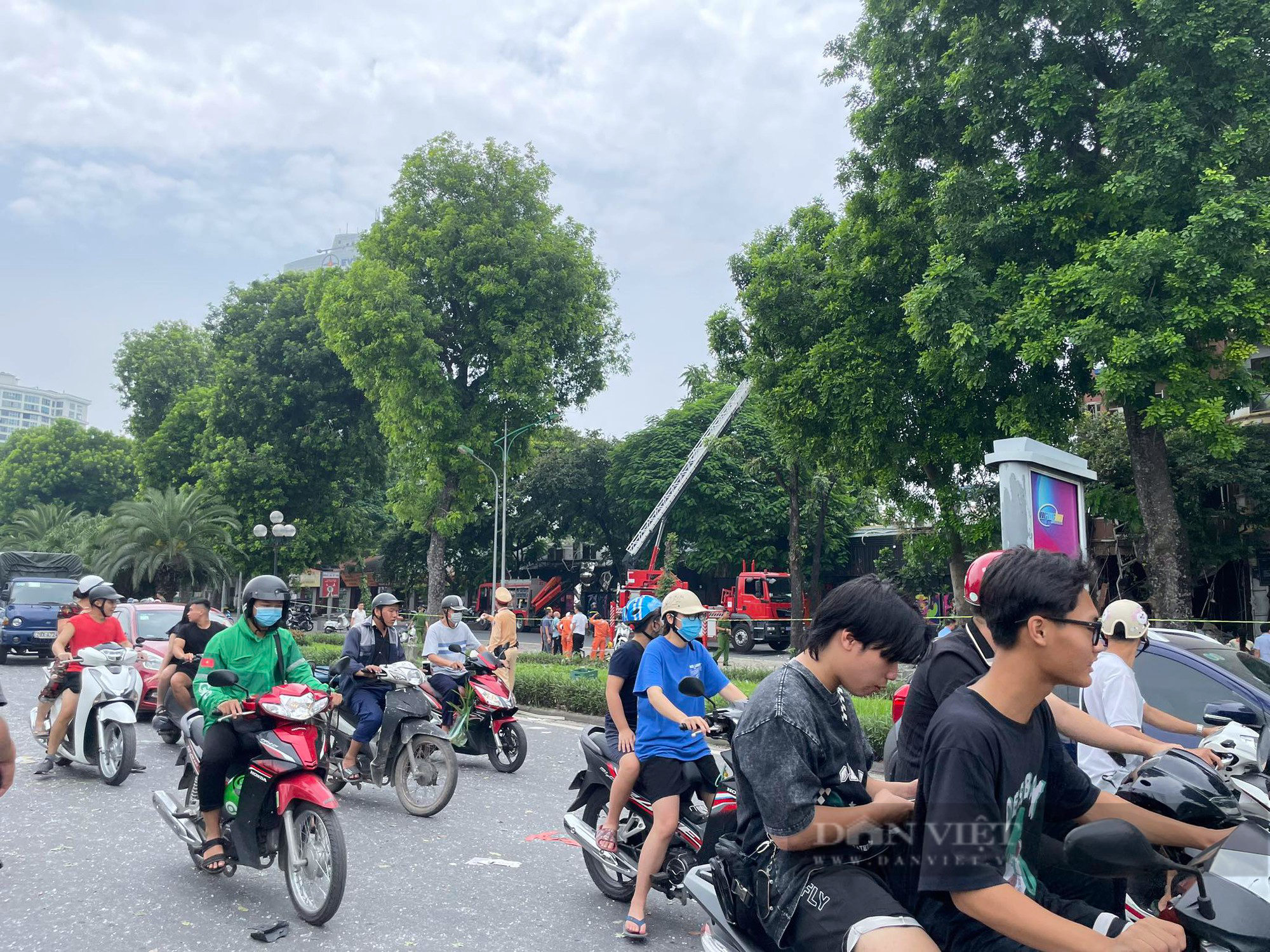 Hà Nội: Nổ cực lớn quán lẩu trên phố Yên Phụ, nhiều người bị thương nặng - Ảnh 1.