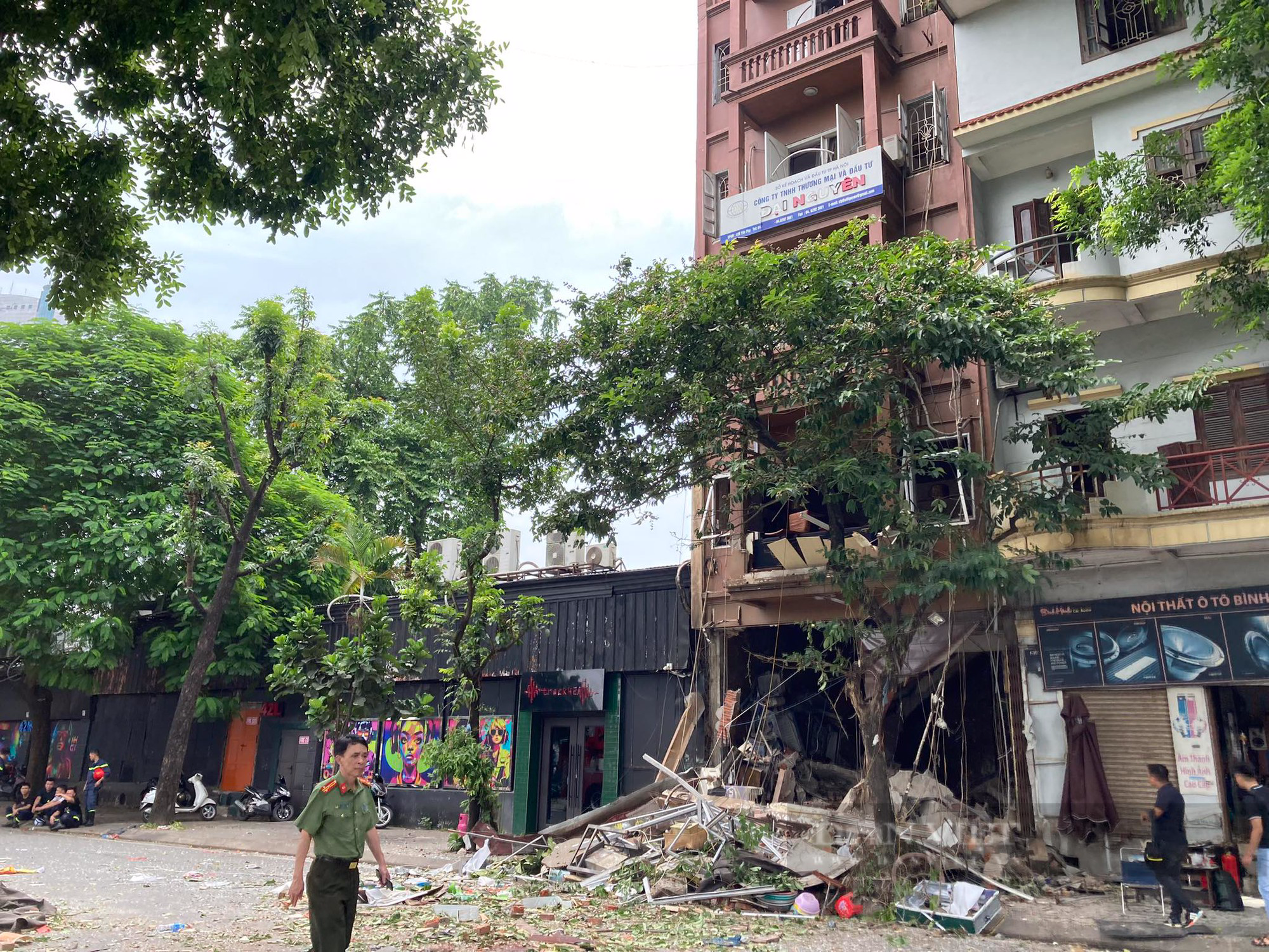 Hiện trường tan hoang sau nổ lớn cực lớn quán lẩu ở phố Yên Phụ, nhiều người bị thương nặng - Ảnh 1.