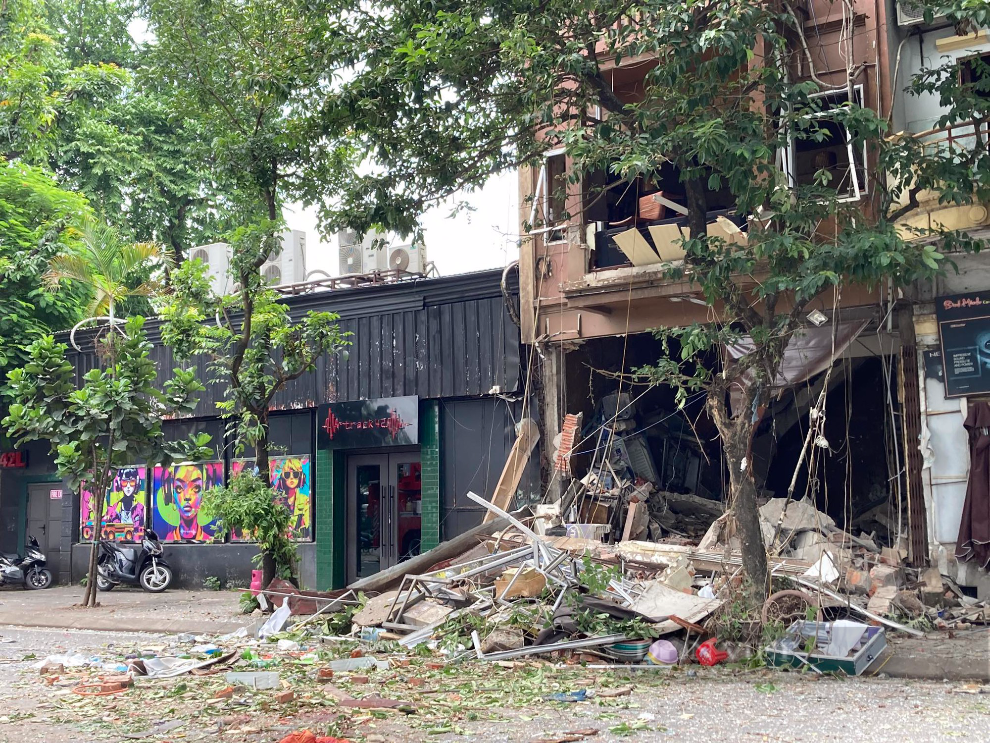 Hiện trường tan hoang sau nổ lớn cực lớn quán lẩu ở phố Yên Phụ, nhiều người bị thương nặng - Ảnh 3.