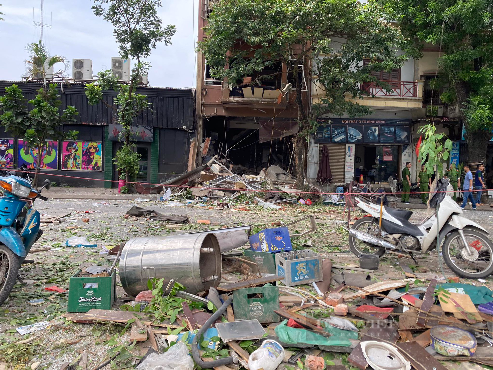 Hiện trường tan hoang sau nổ lớn cực lớn quán lẩu ở phố Yên Phụ, nhiều người bị thương nặng - Ảnh 4.