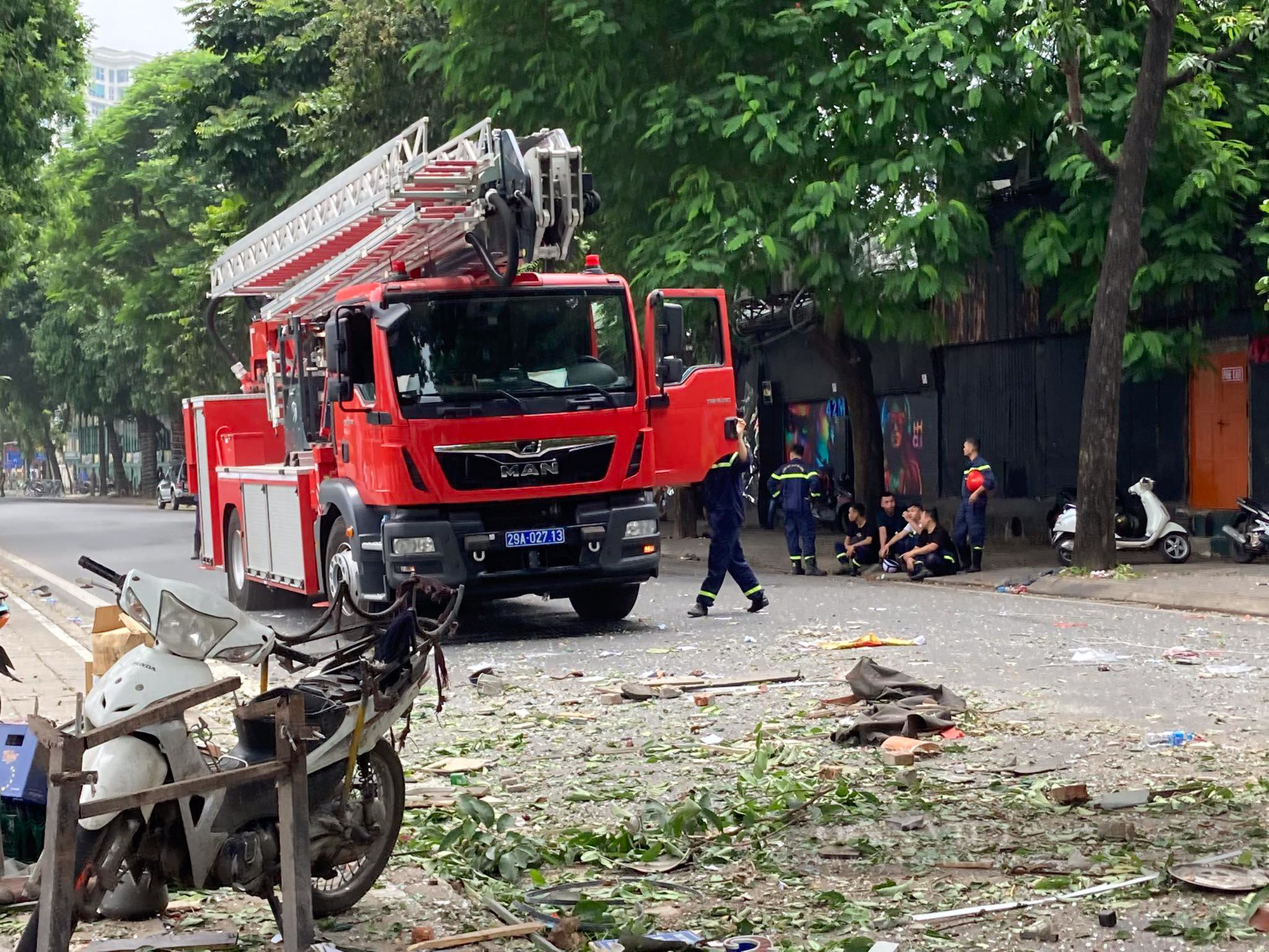 Hiện trường tan hoang sau nổ lớn cực lớn quán lẩu ở phố Yên Phụ, nhiều người bị thương nặng - Ảnh 5.