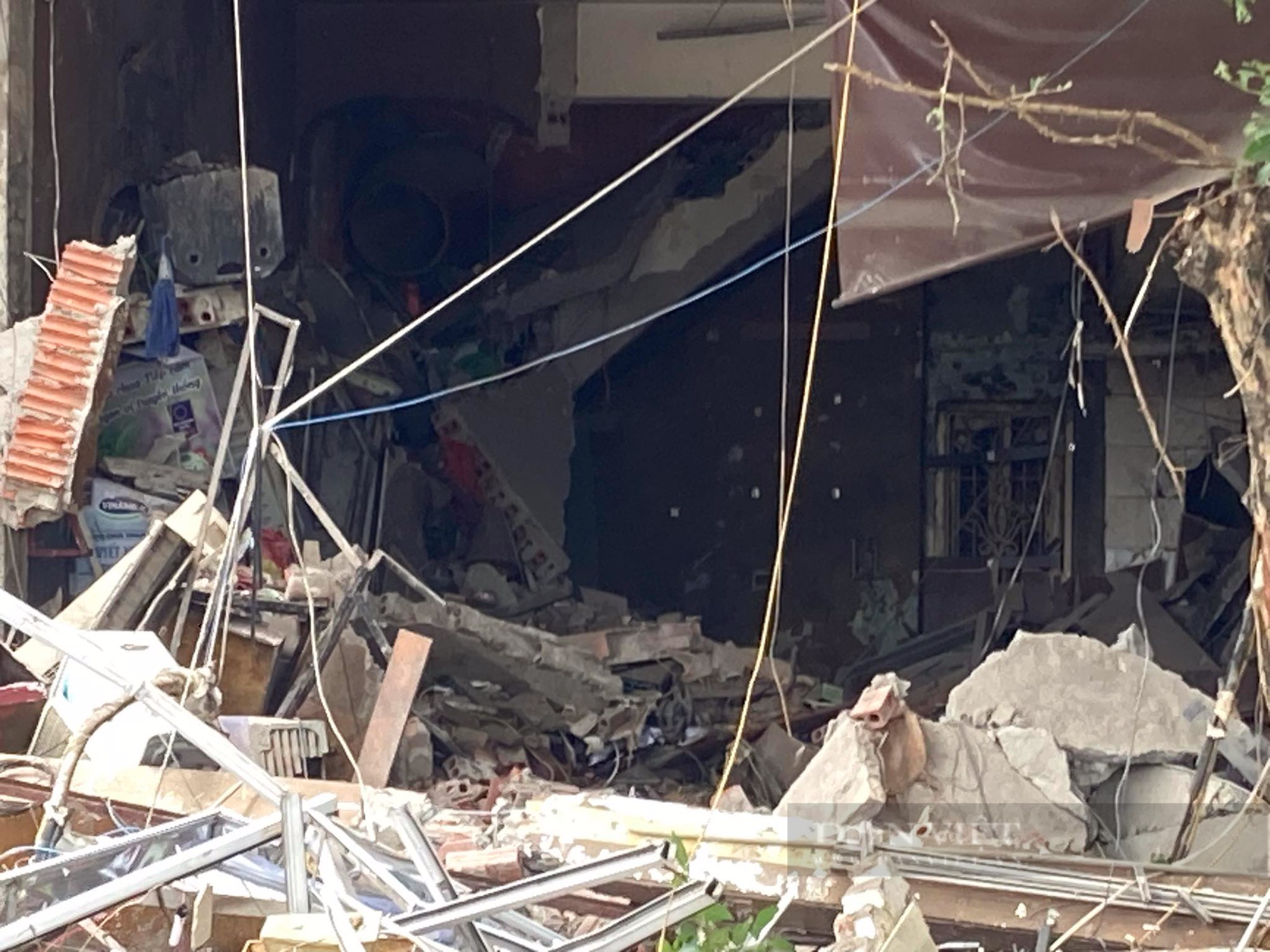 Hiện trường tan hoang sau nổ lớn cực lớn quán lẩu ở phố Yên Phụ, nhiều người bị thương nặng - Ảnh 6.