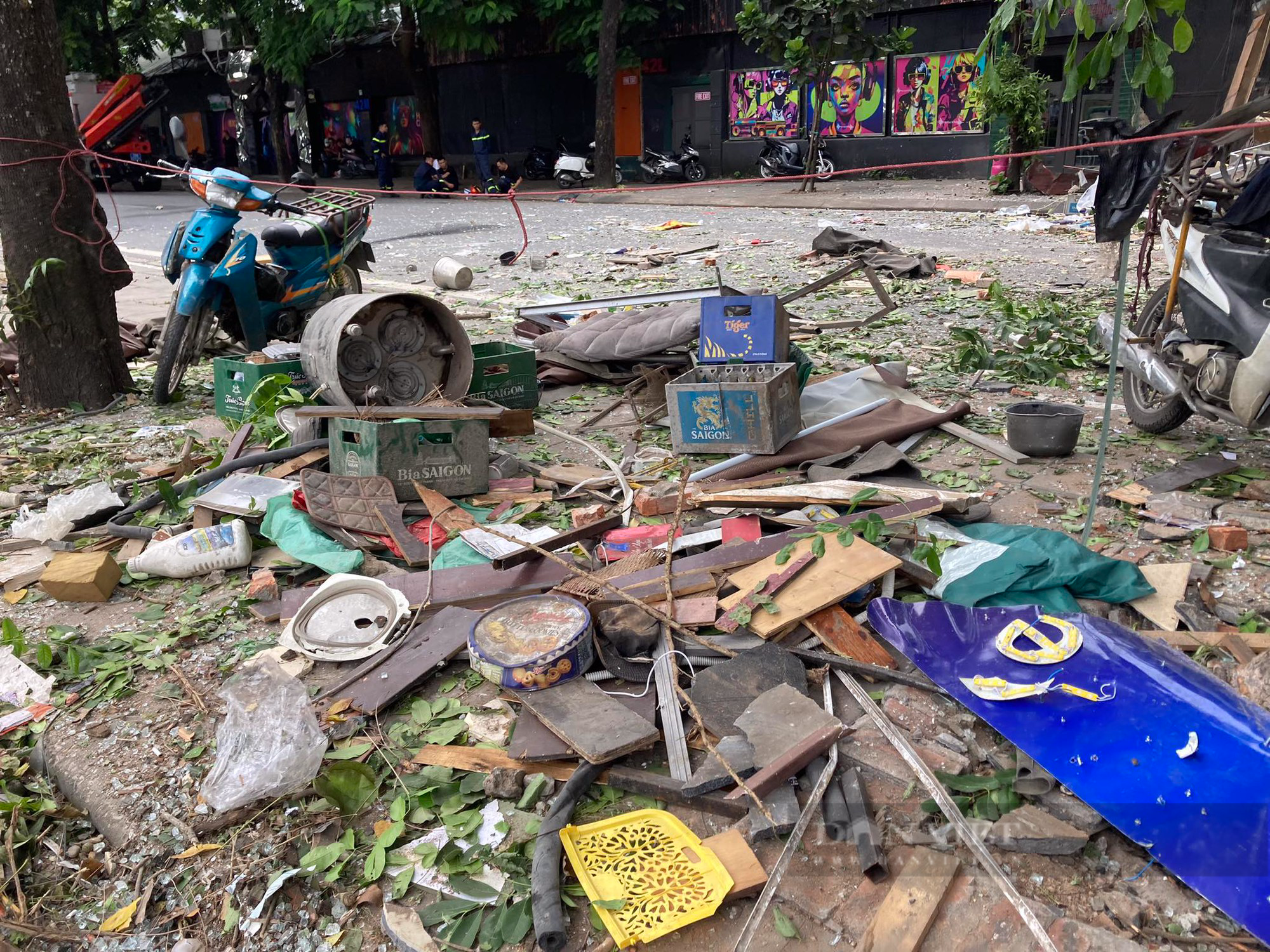 Hiện trường tan hoang sau nổ lớn cực lớn quán lẩu ở phố Yên Phụ, nhiều người bị thương nặng - Ảnh 7.
