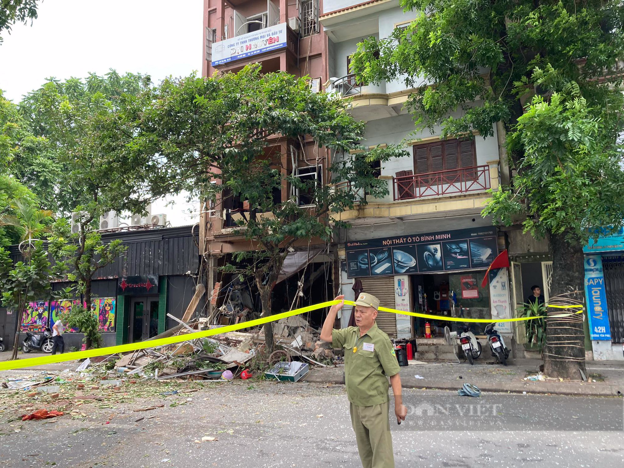 Hiện trường tan hoang sau nổ lớn cực lớn quán lẩu ở phố Yên Phụ, nhiều người bị thương nặng - Ảnh 12.