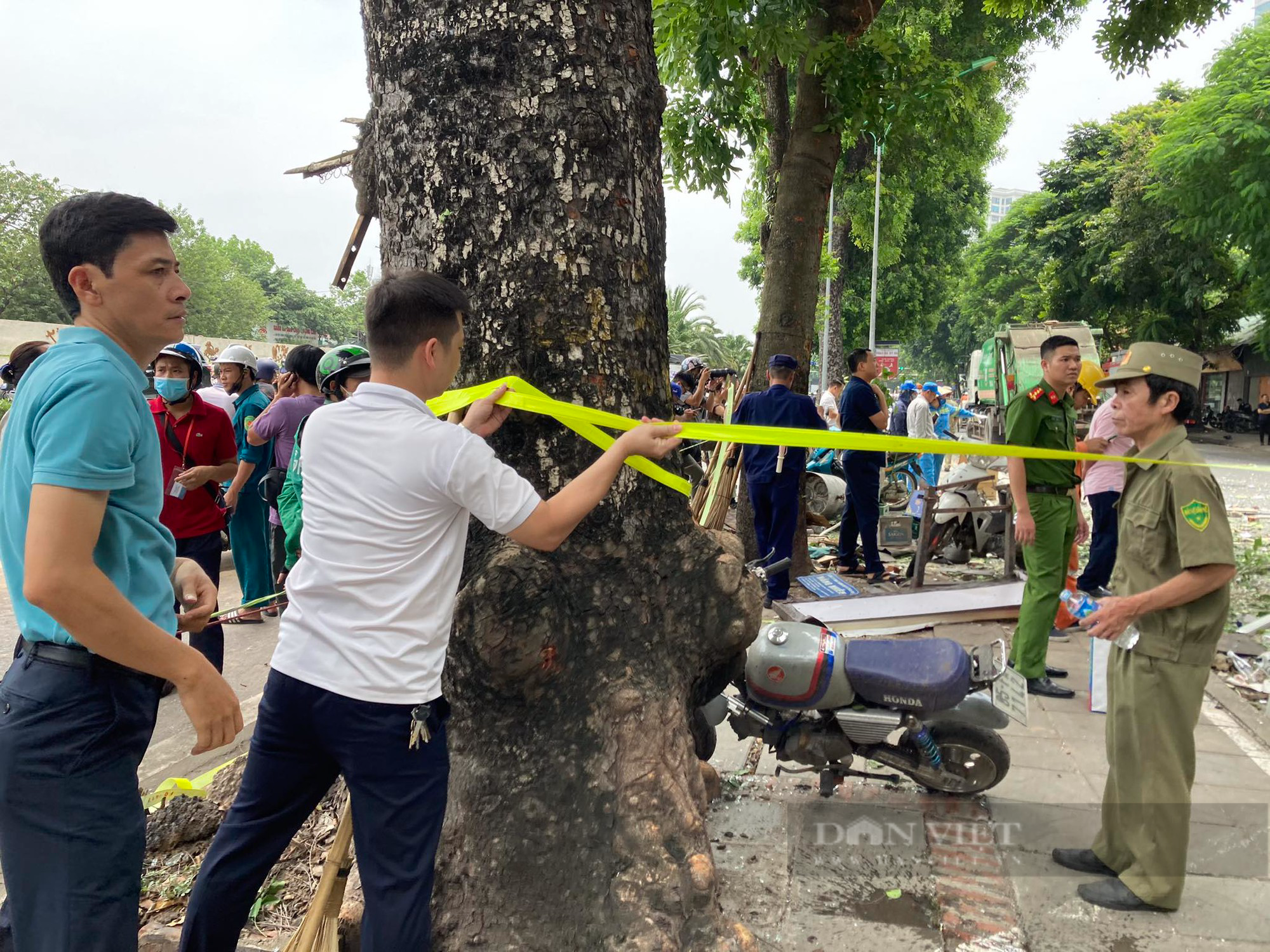Hiện trường tan hoang sau nổ lớn cực lớn quán lẩu ở phố Yên Phụ, nhiều người bị thương nặng - Ảnh 13.