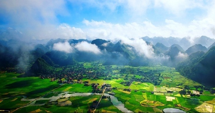 Ở Hòa Bình, thung lũng Lũng Vân có 3 ngọn núi sớm tối mây phủ như xứ thần tiên, nhiều người kéo lên xem - Ảnh 1.