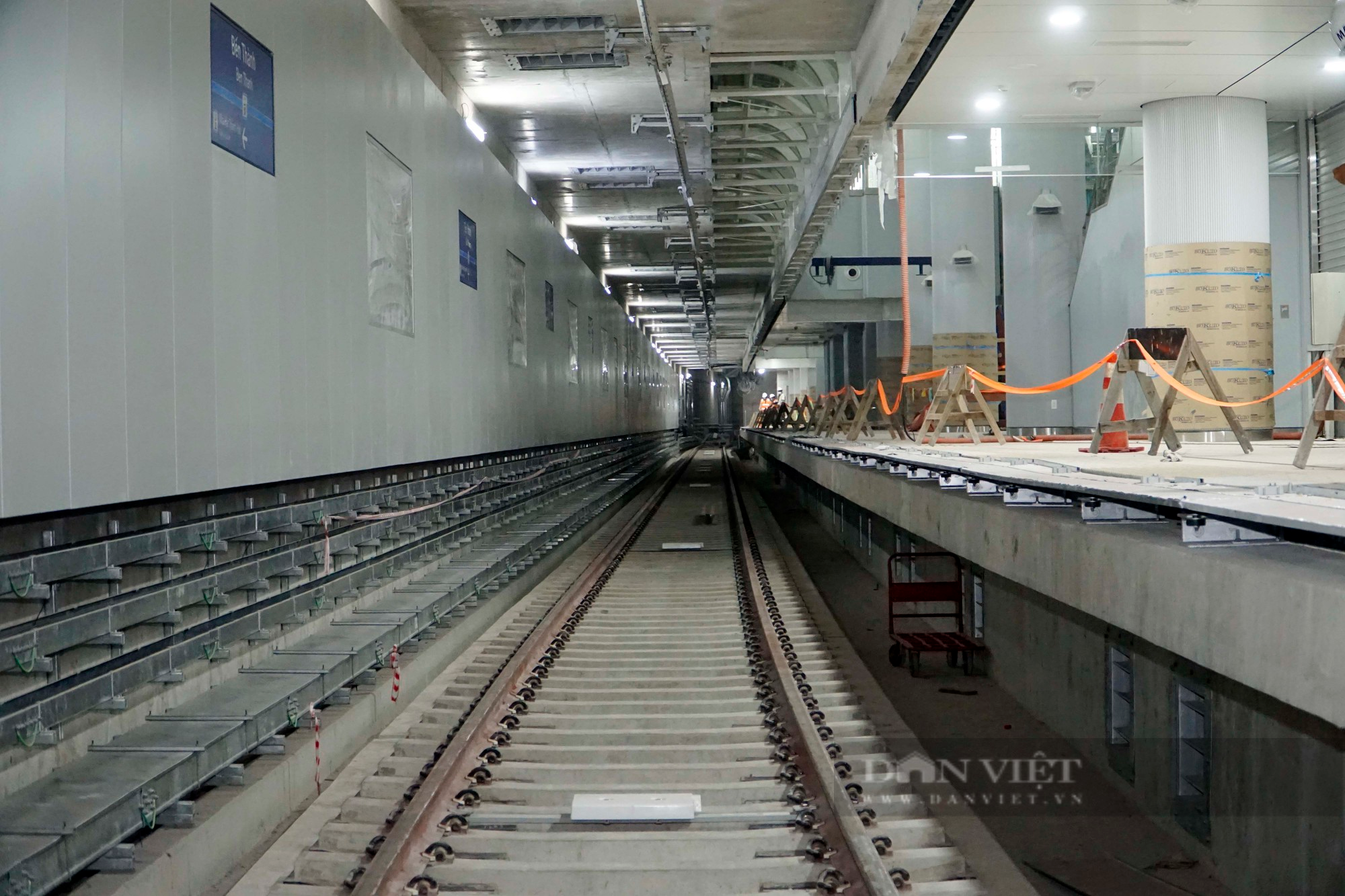 Công nhân tất bật thi công phần việc cuối cùng bên trong nhà ga Bến Thành của tuyến metro số 1  - Ảnh 7.